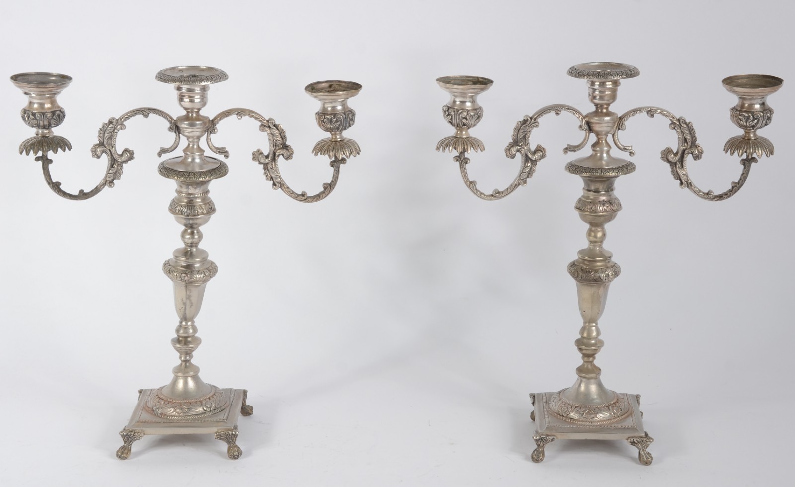Par de candelabros para 3 velas cada de metal prateado, reversíveis... - foto 1 de 8