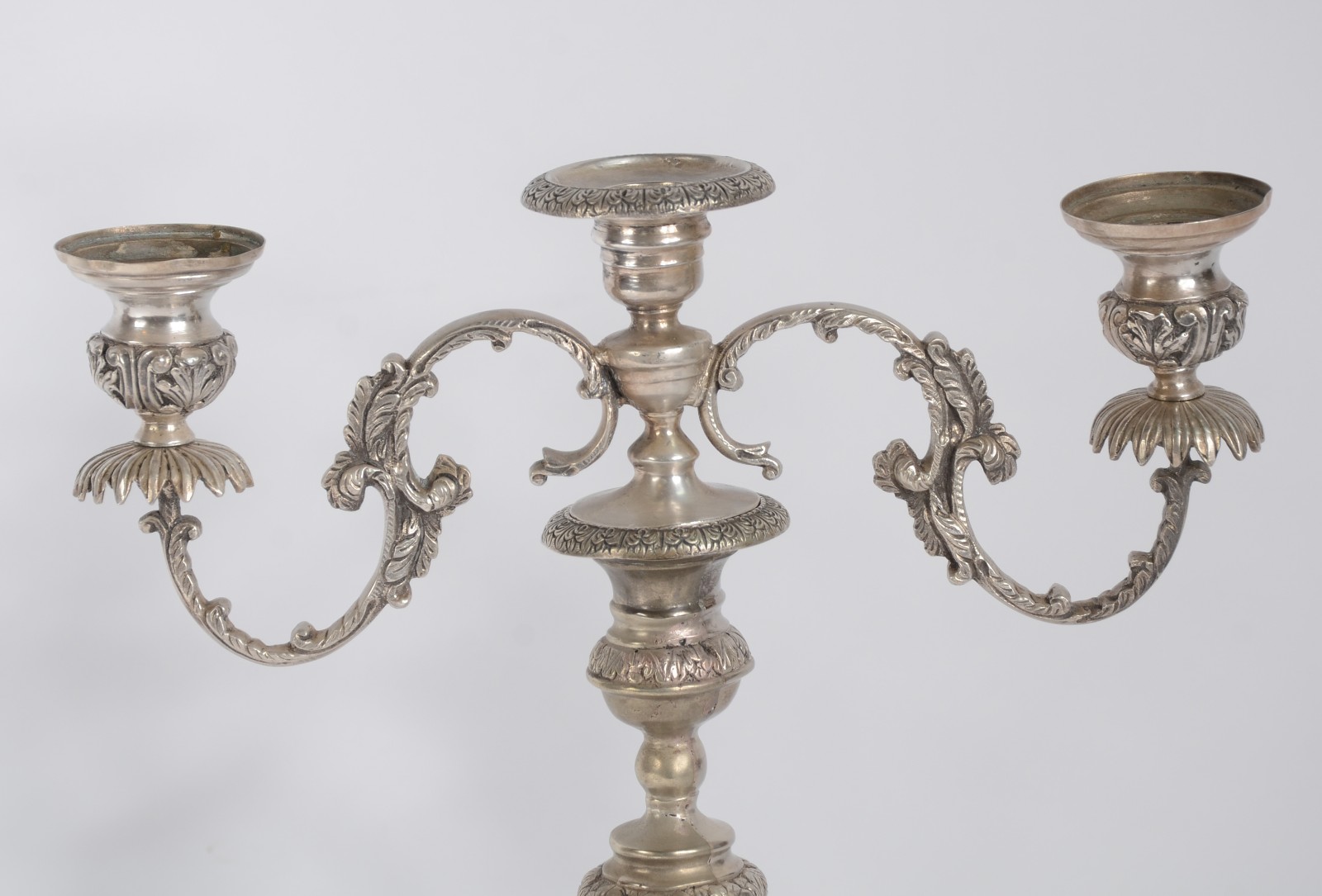Par de candelabros para 3 velas cada de metal prateado, reversíveis... - foto 2 de 8