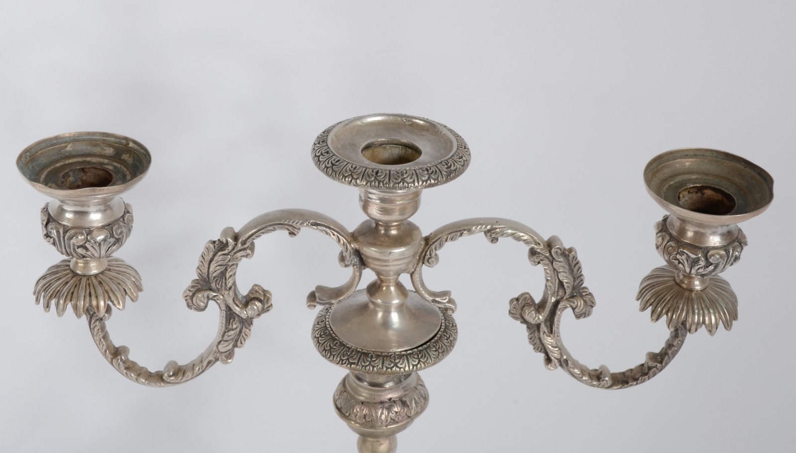 Par de candelabros para 3 velas cada de metal prateado, reversíveis... - foto 4 de 8