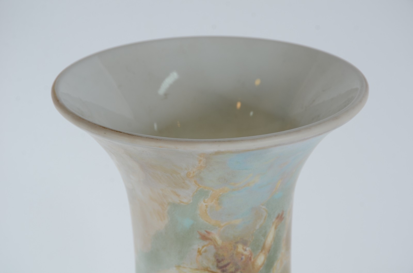 Vaso de opalina branca decorado com paisagem em policromia. - foto 3 de 5