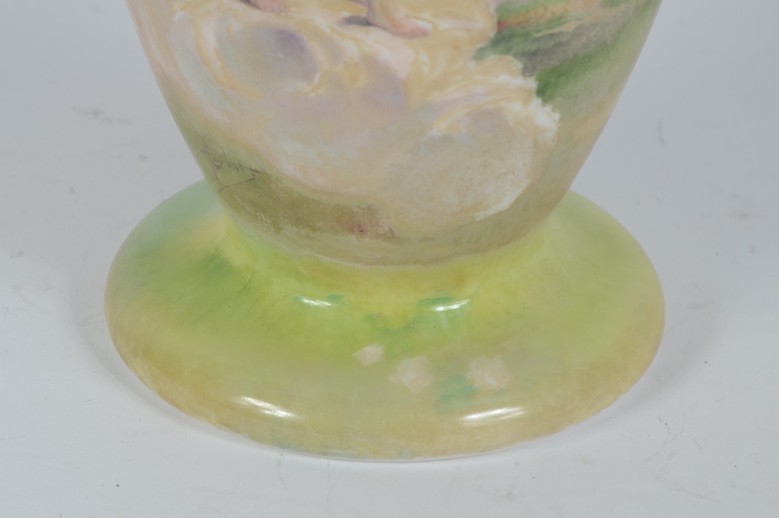 Vaso de opalina branca decorado com paisagem em policromia. - foto 4 de 5