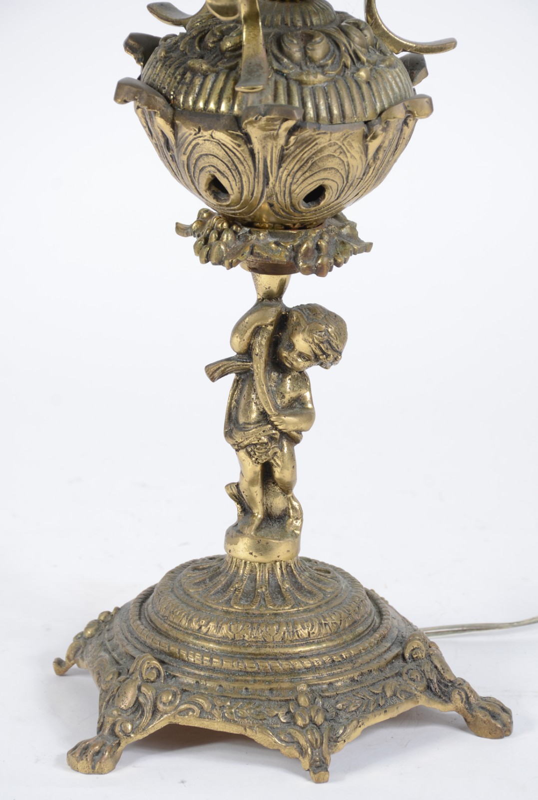 Abatjour de metal dourado decorado com figura de pucci com cornucópia... - foto 3 de 8