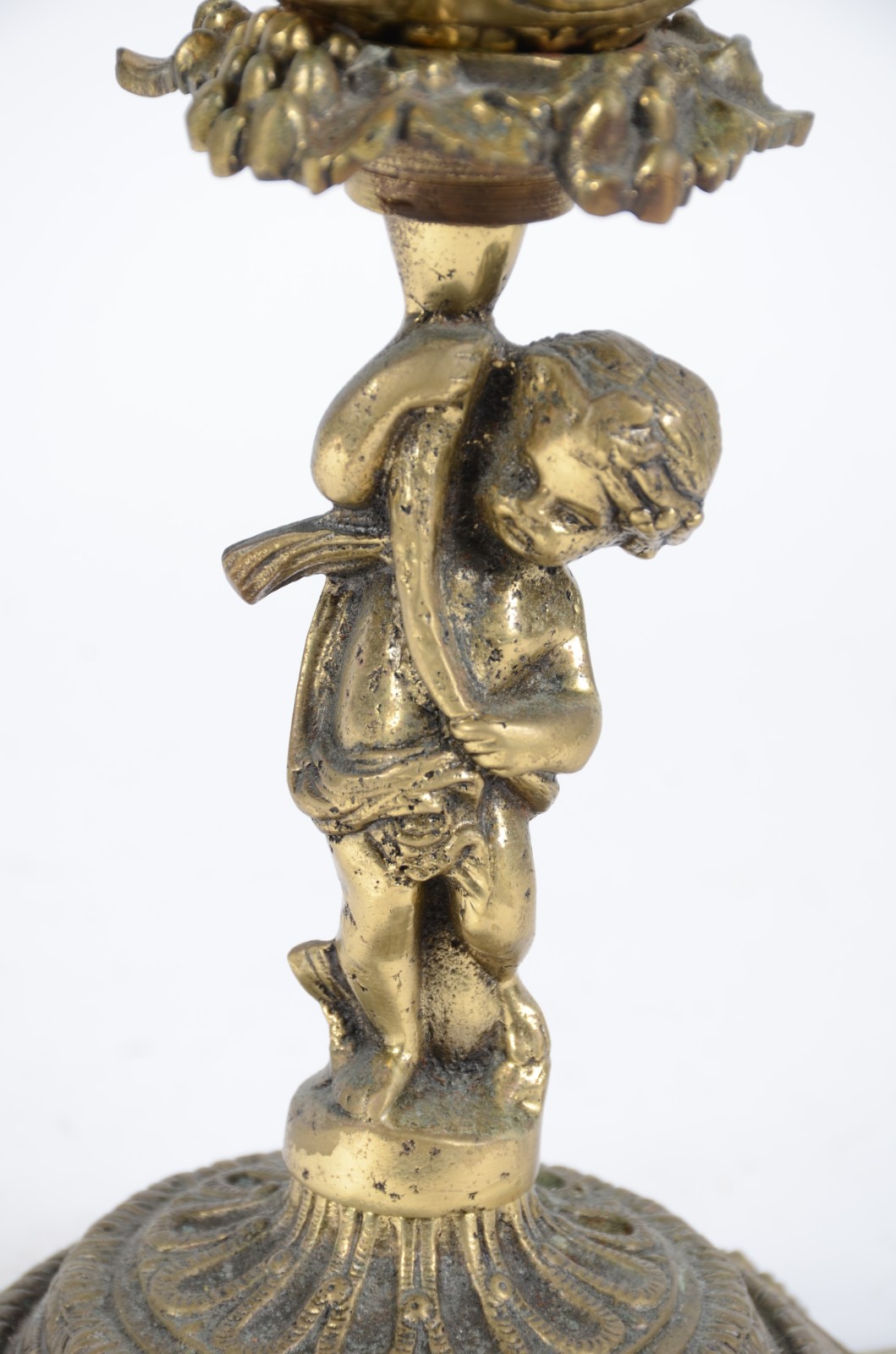 Abatjour de metal dourado decorado com figura de pucci com cornucópia... - foto 4 de 8