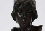 MIGNON - Busto ART NOVEAU  em bronze representa... - MIGNON - Busto ART NOVEAU  em bronze representando jovem , fundição indigena. Obs. obra atribuída ao escultor francês Emmanuel Villanis(1858 - 1...