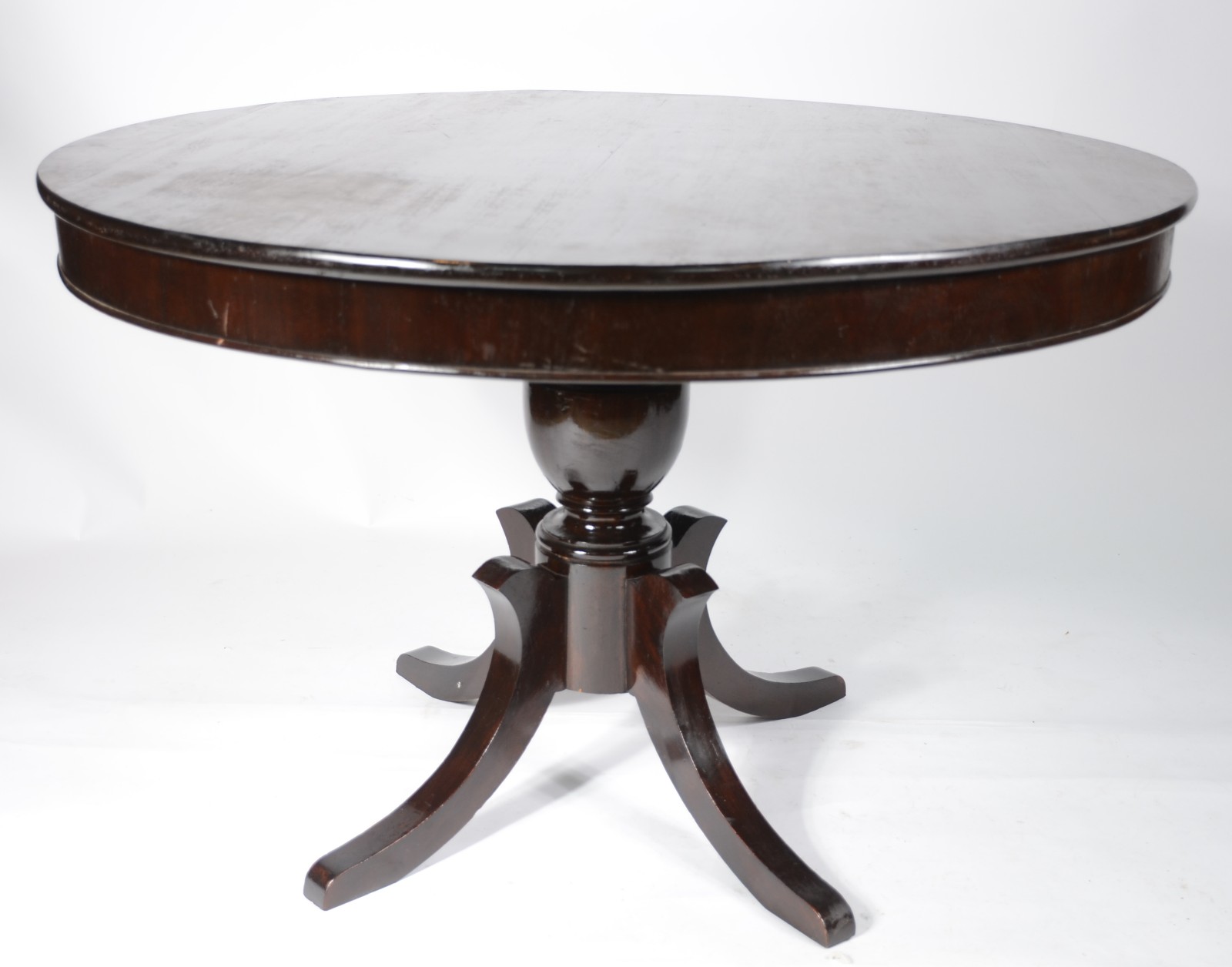 Mesa de jantar de madeira nobre, feitio redondo, base na forma de... - foto 1 de 4