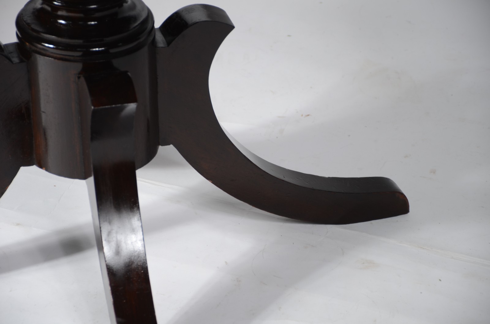 Mesa de jantar de madeira nobre, feitio redondo, base na forma de... - foto 3 de 4