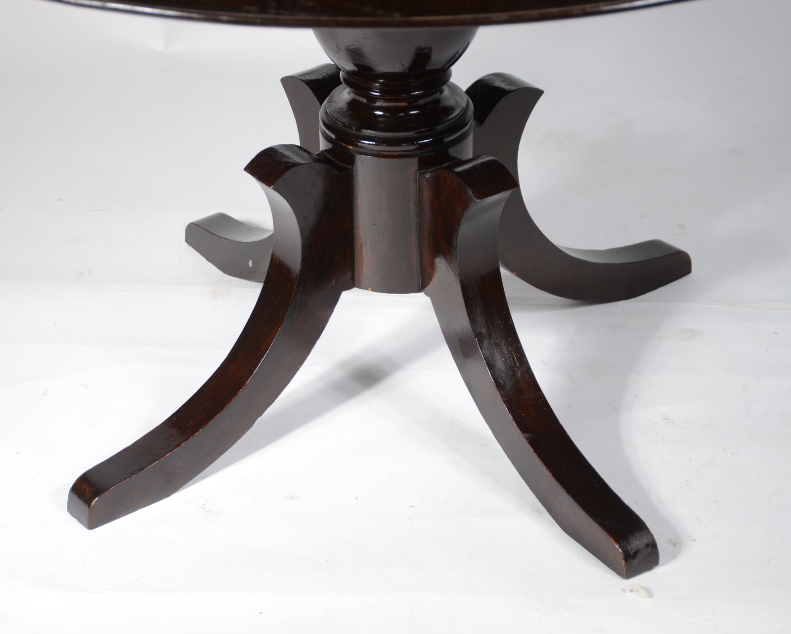 Mesa de jantar de madeira nobre, feitio redondo, base na forma de... - foto 4 de 4