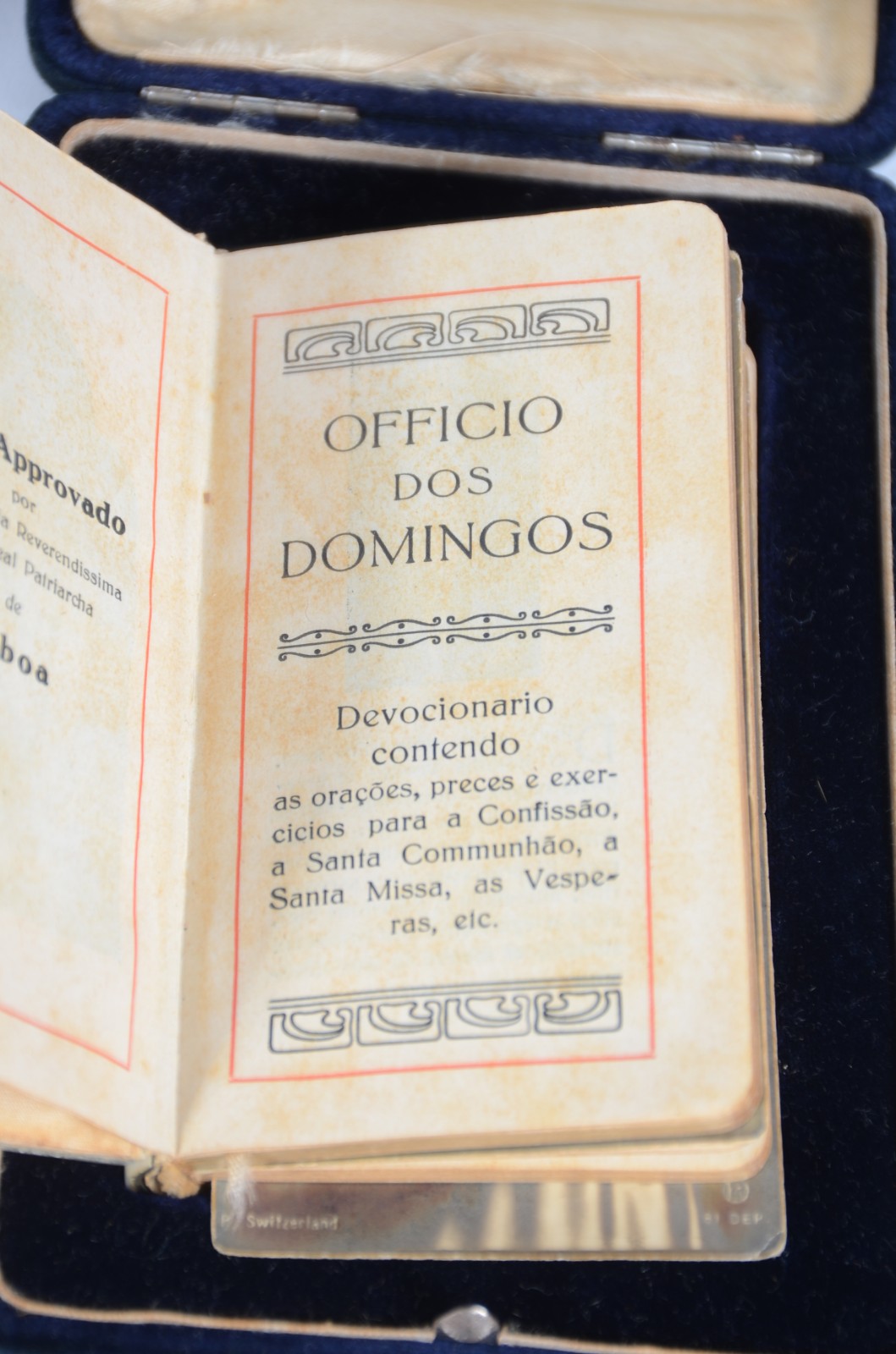 Missal com capa de madrepérola e pequeno coração ao centro e “botões”... - foto 4 de 7