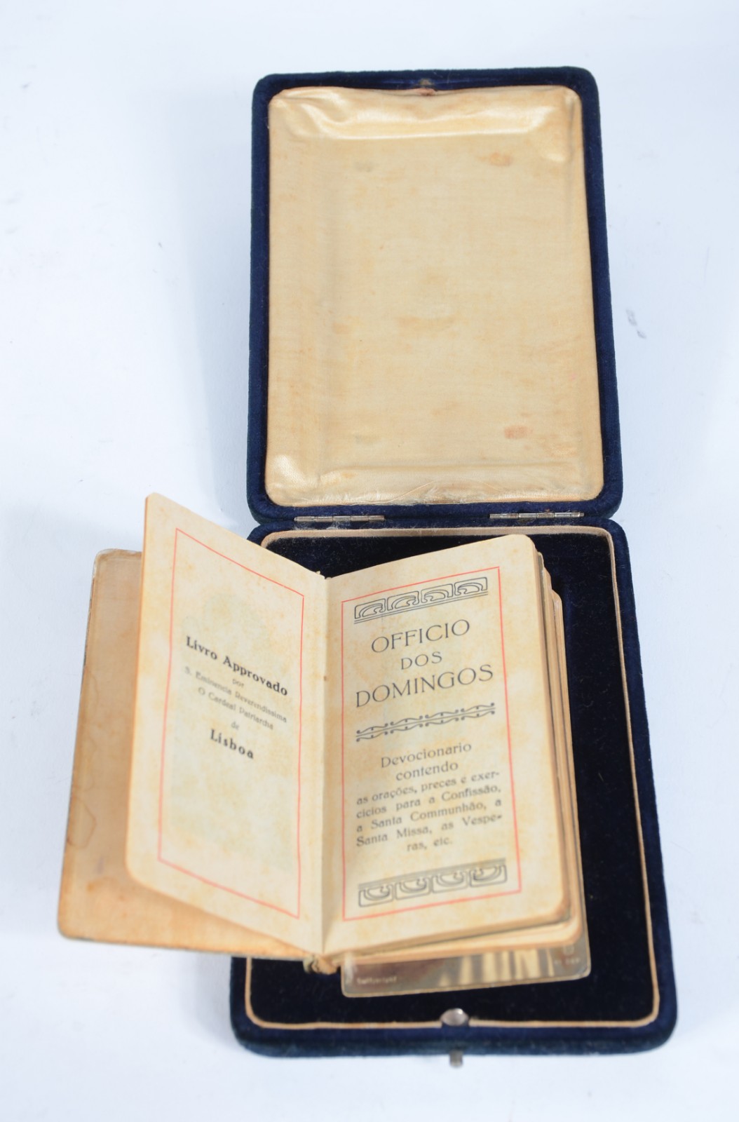 Missal com capa de madrepérola e pequeno coração ao centro e “botões”... - foto 5 de 7
