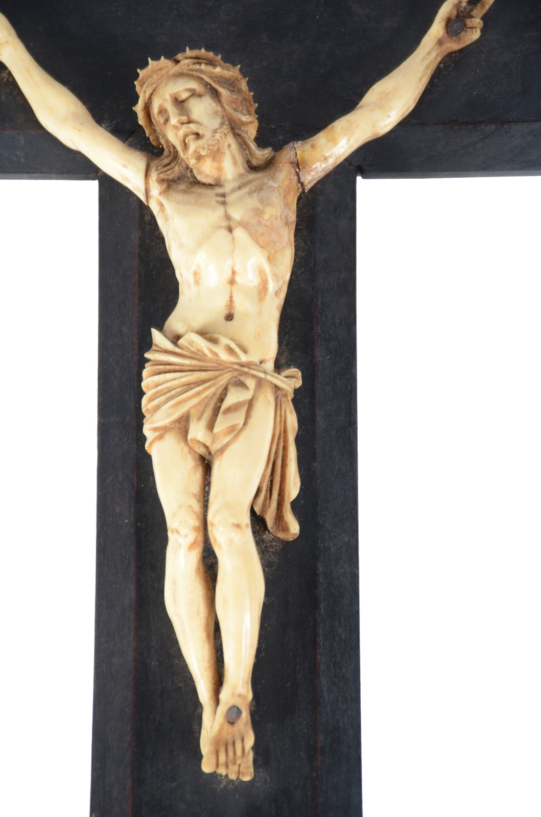 Crucifixo de madeira com figura de Cristo ricamente esculpida em... - foto 2 de 7