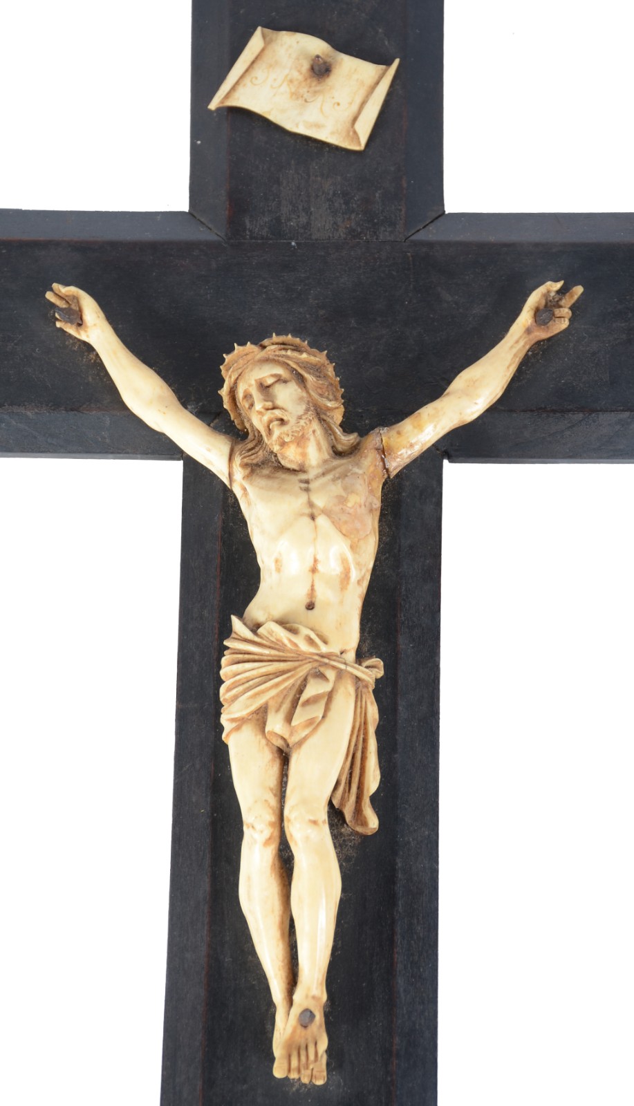 Crucifixo de madeira com figura de Cristo ricamente esculpida em... - foto 3 de 7