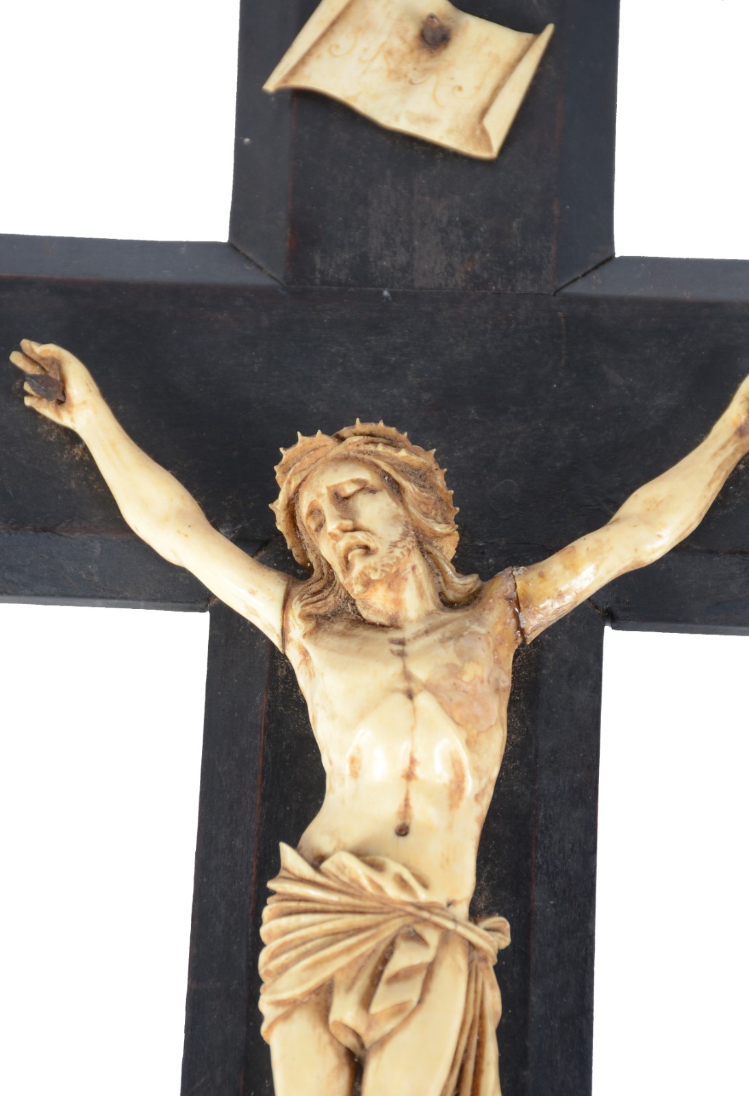 Crucifixo de madeira com figura de Cristo ricamente esculpida em... - foto 4 de 7