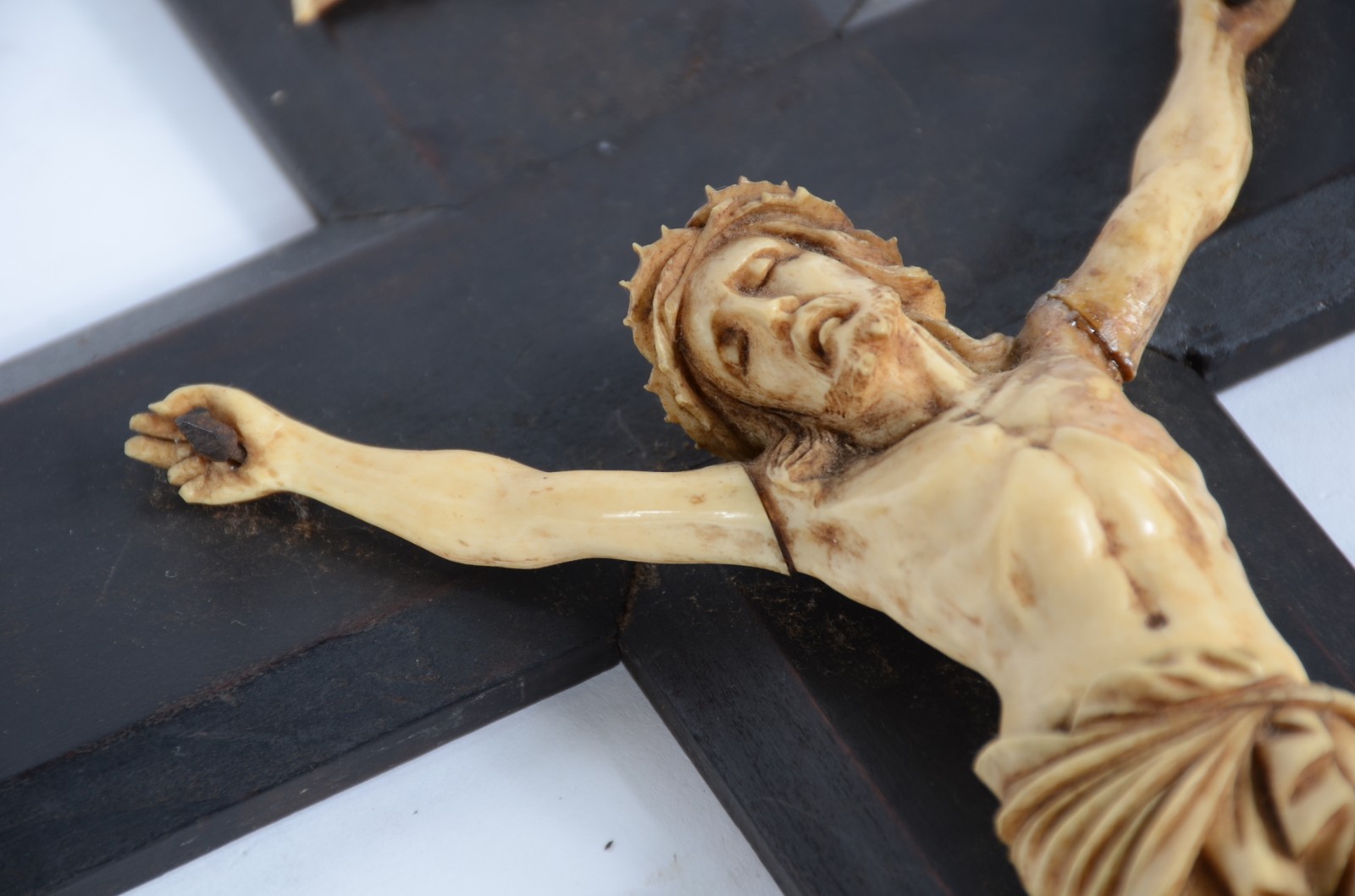 Crucifixo de madeira com figura de Cristo ricamente esculpida em... - foto 6 de 7