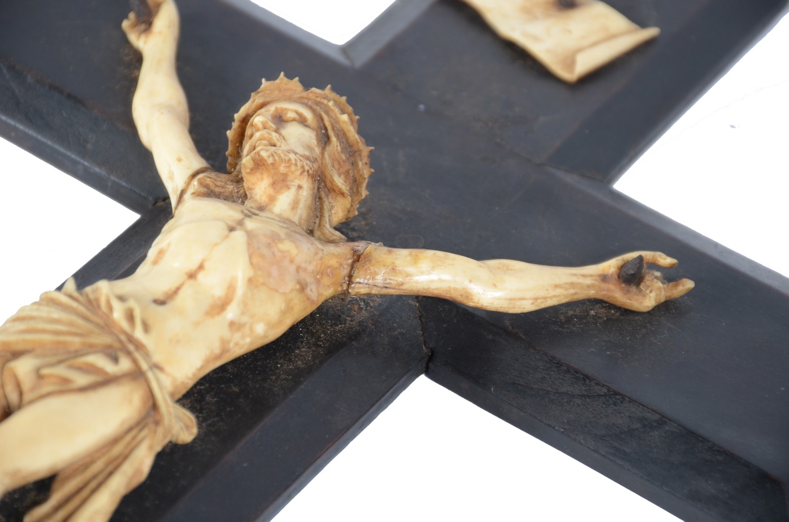 Crucifixo de madeira com figura de Cristo ricamente esculpida em... - foto 7 de 7