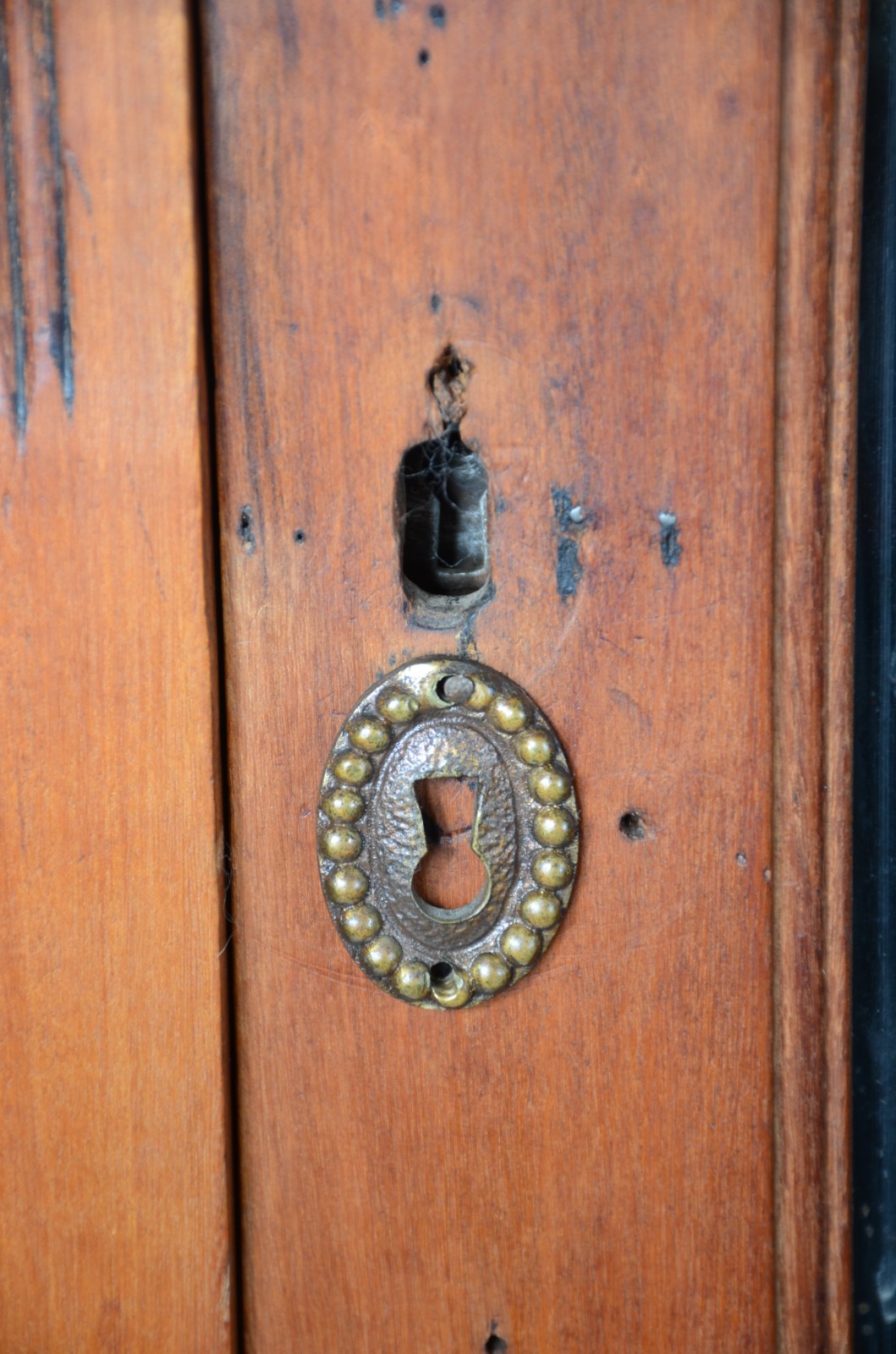 Armário de madeira nobre, porta central com espelho de cristal... - foto 7 de 10