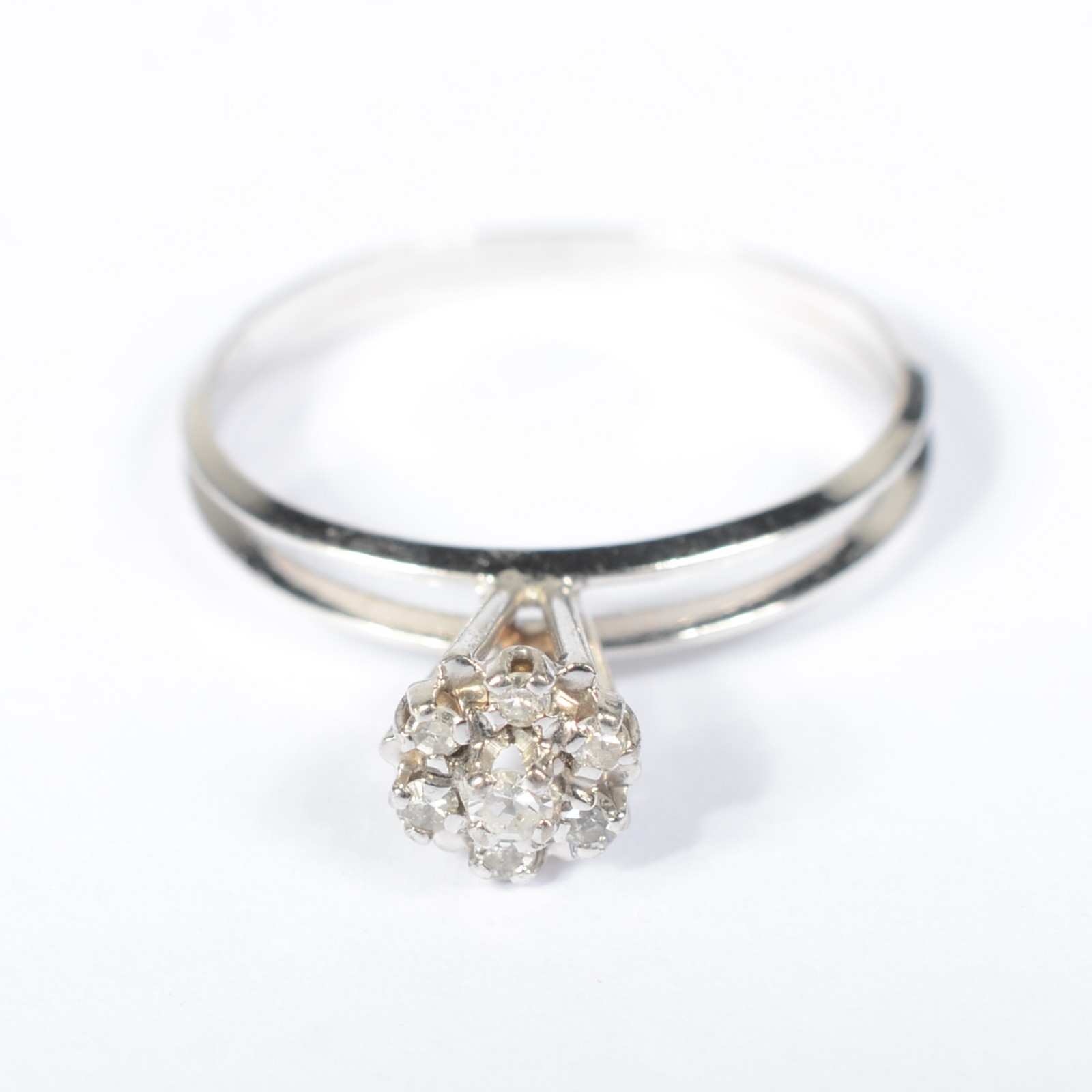 Anel de ouro branco 18k, feitio flor cravejado de diamantes, aro 18... - foto 1 de 6