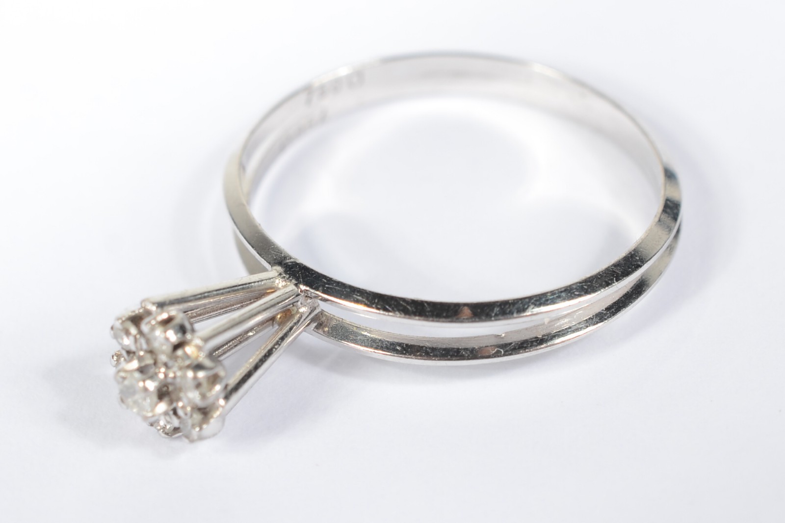Anel de ouro branco 18k, feitio flor cravejado de diamantes, aro 18... - foto 2 de 6