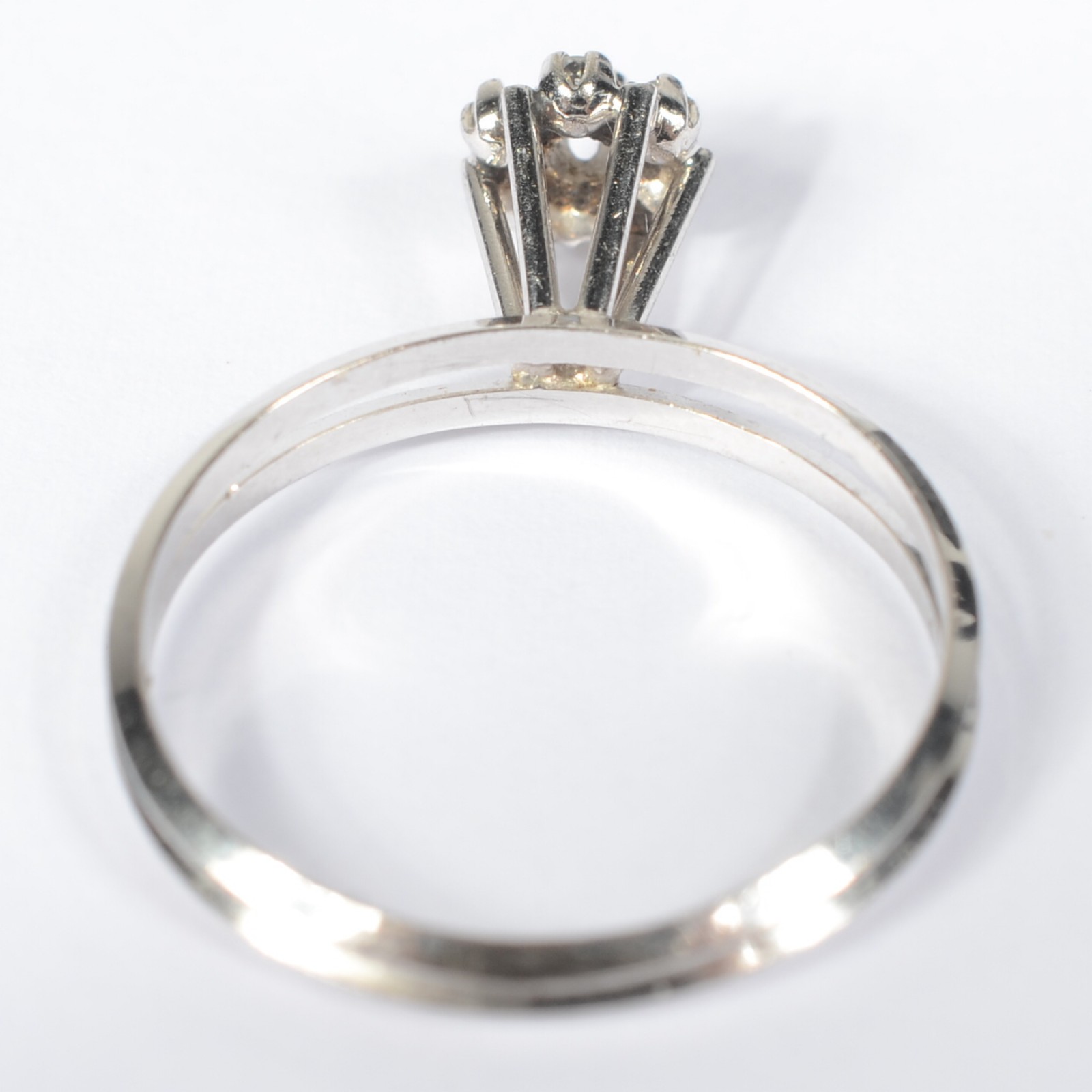 Anel de ouro branco 18k, feitio flor cravejado de diamantes, aro 18... - foto 3 de 6