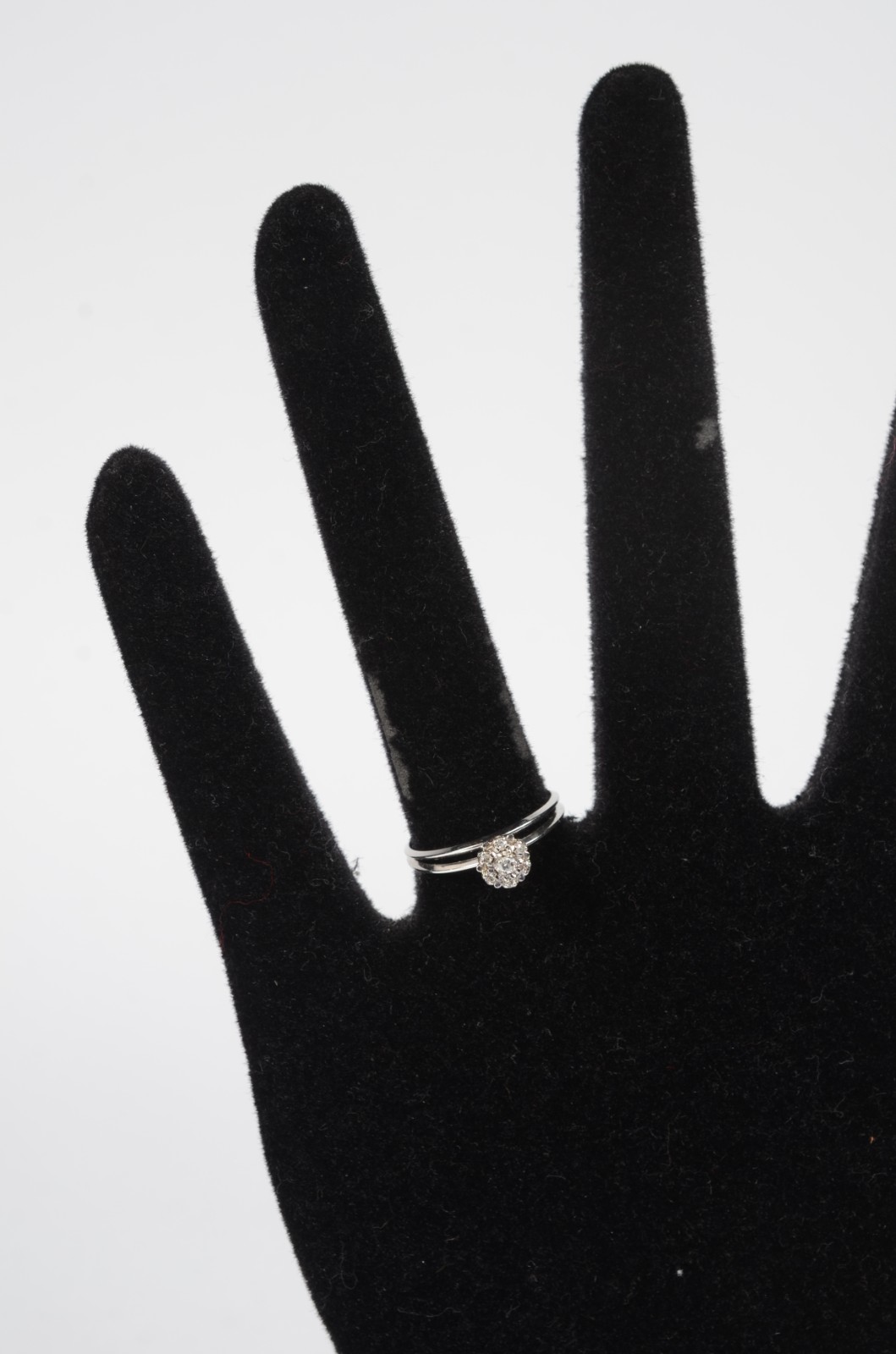 Anel de ouro branco 18k, feitio flor cravejado de diamantes, aro 18... - foto 6 de 6