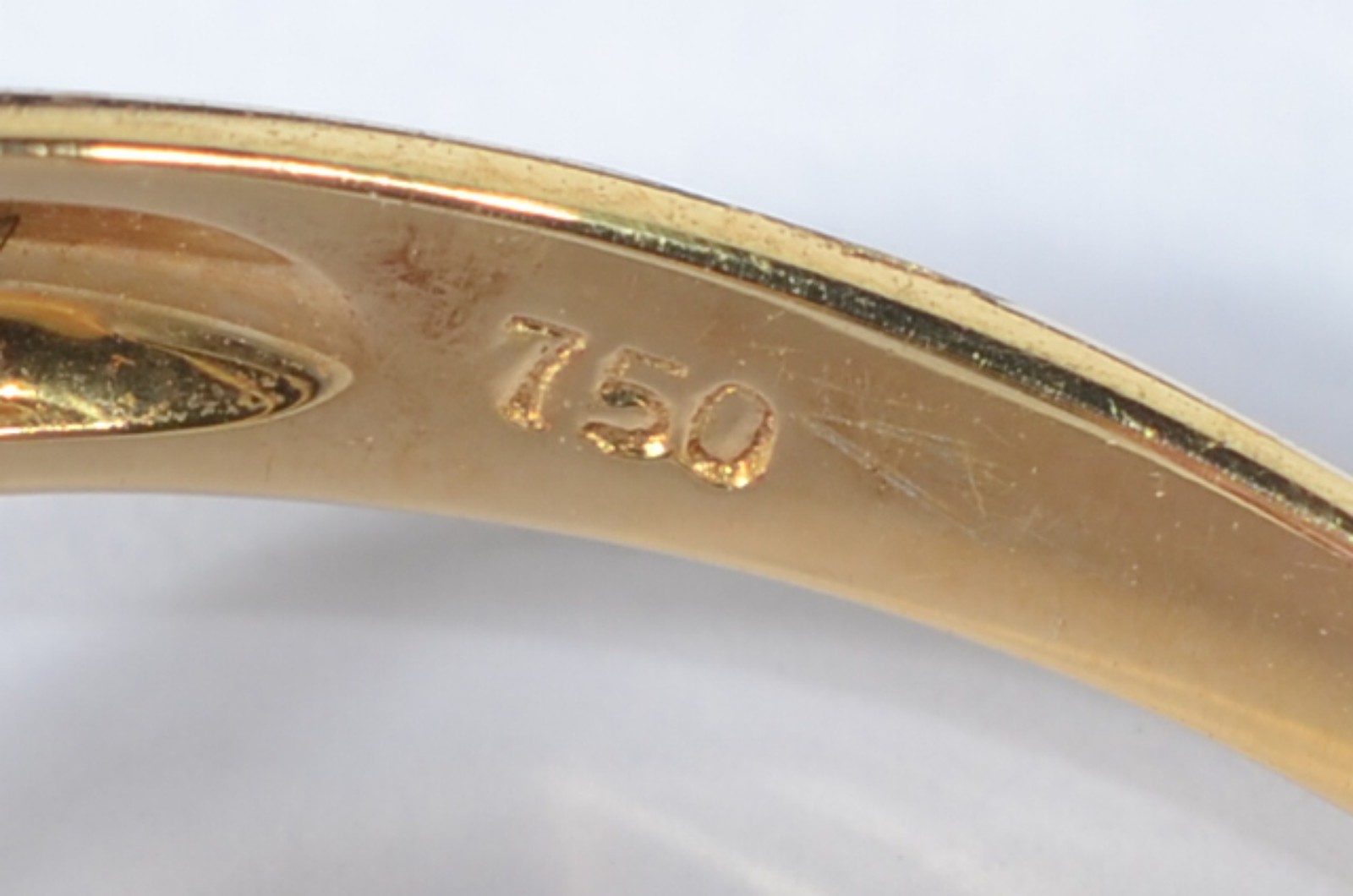 Anel de ouro 750 contrastado, feitio pizza cravejado de diamante e... - foto 6 de 6