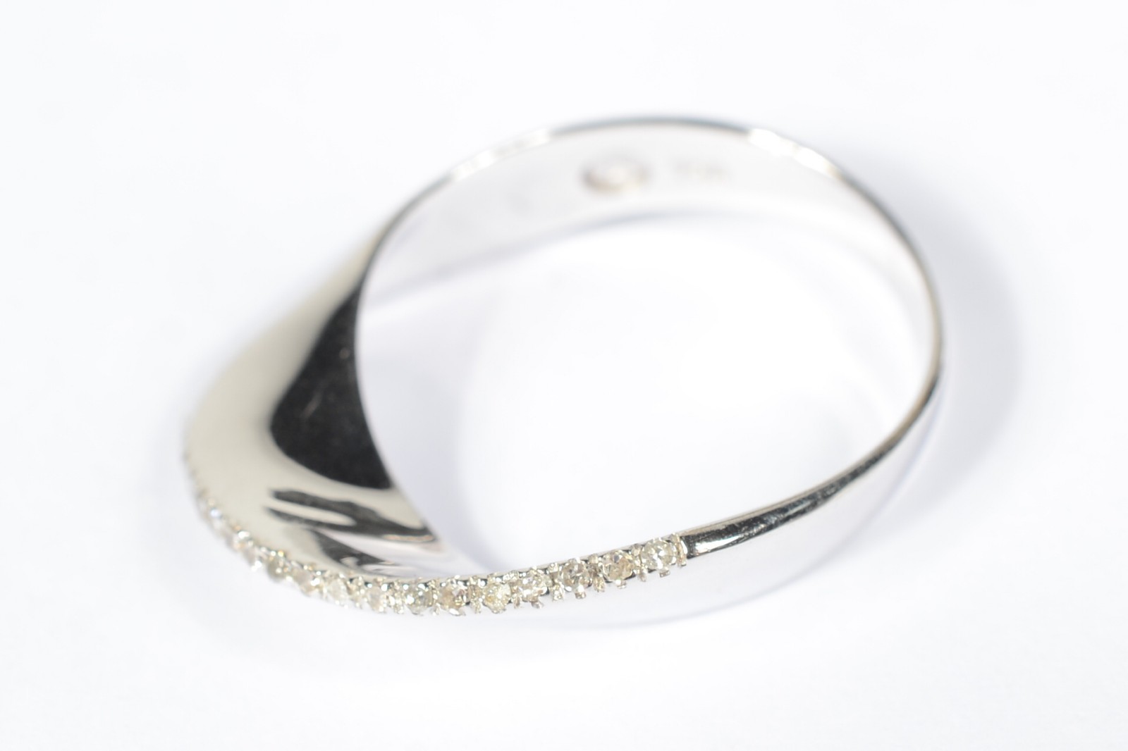 Anel de ouro branco 18k 750 com contraste, feitio onda, cravejado de... - foto 1 de 6