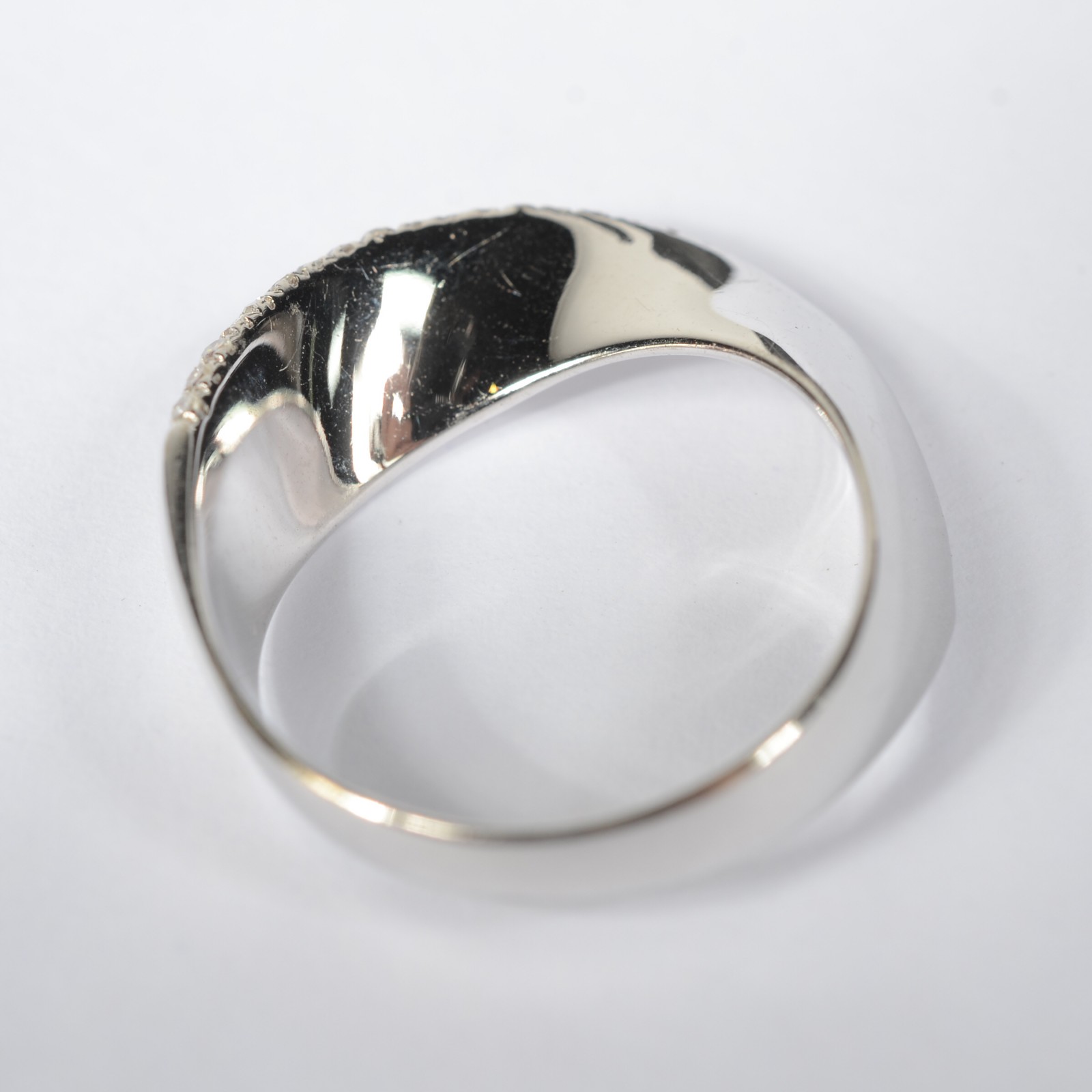 Anel de ouro branco 18k 750 com contraste, feitio onda, cravejado de... - foto 2 de 6