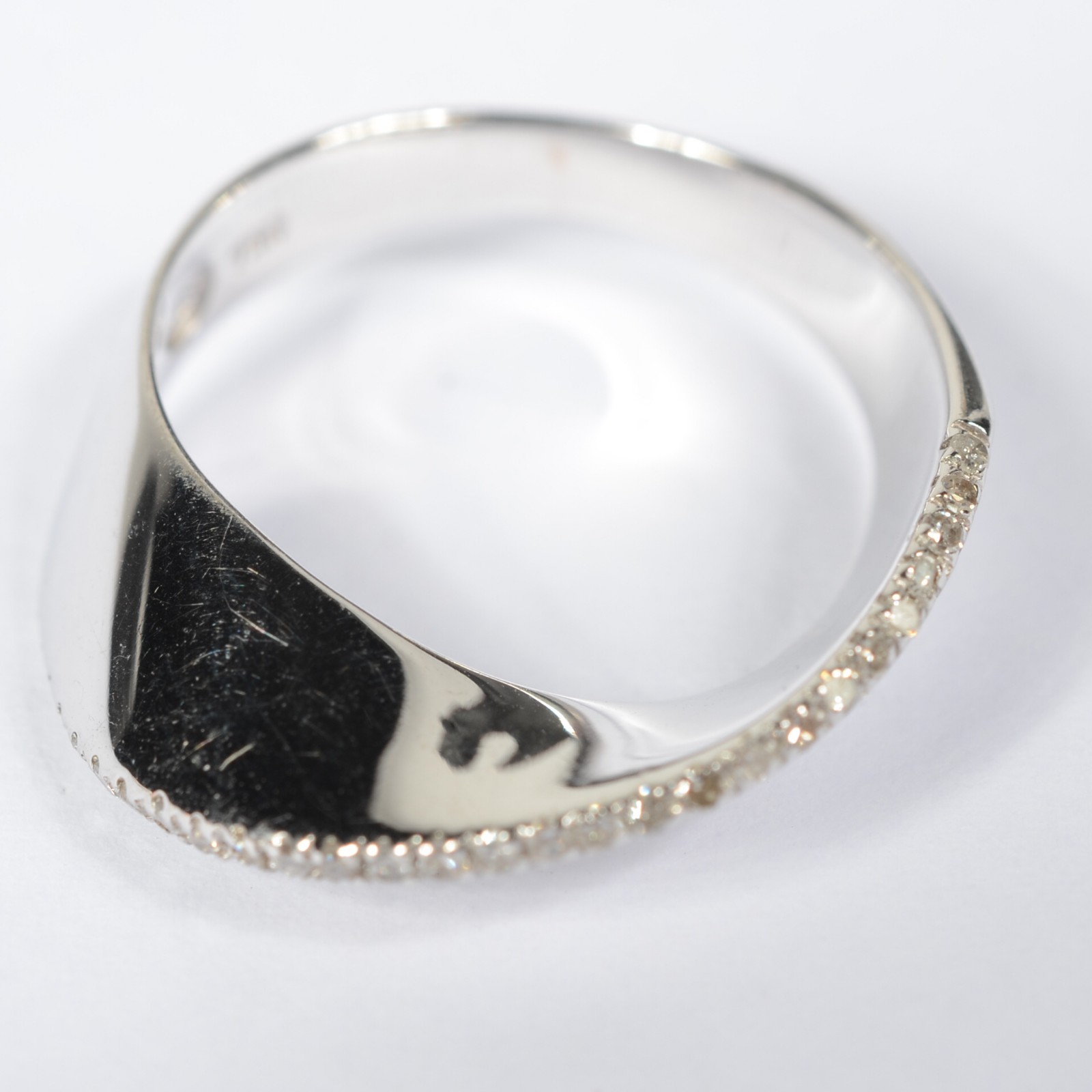 Anel de ouro branco 18k 750 com contraste, feitio onda, cravejado de... - foto 3 de 6
