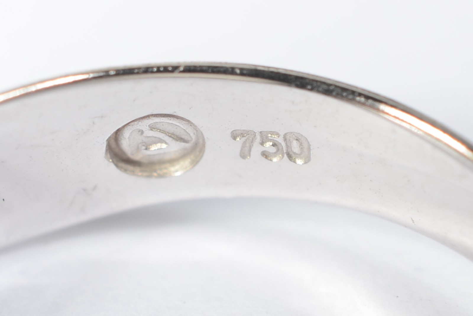 Anel de ouro branco 18k 750 com contraste, feitio onda, cravejado de... - foto 5 de 6