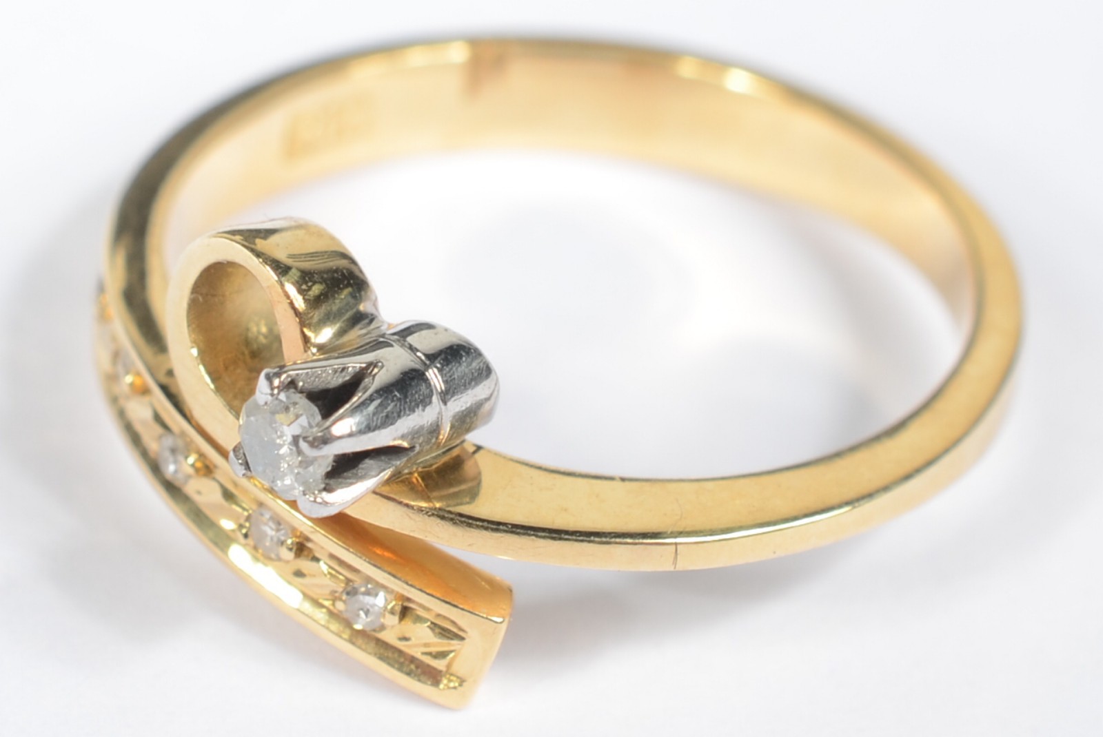 Anel de ouro amarelo 18k, com diamantes, aro 18. (Por motivos de... - foto 2 de 6