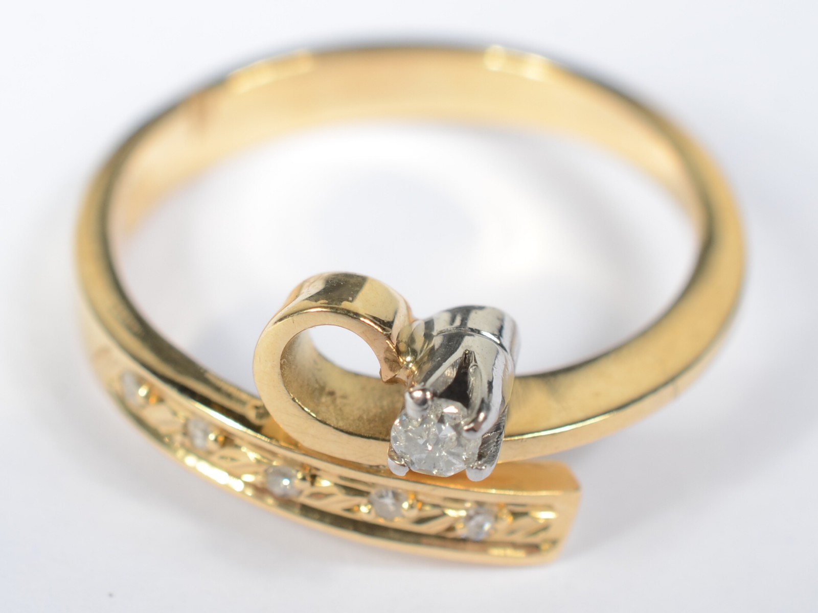 Anel de ouro amarelo 18k, com diamantes, aro 18. (Por motivos de... - foto 1 de 6