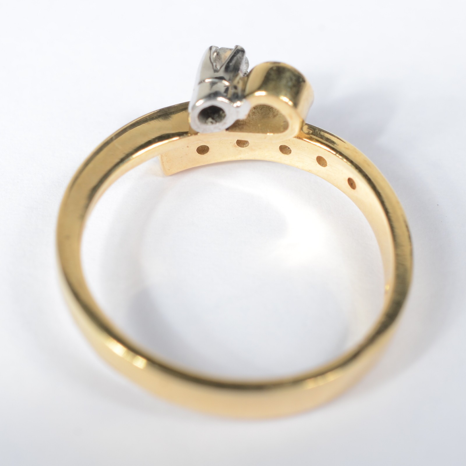 Anel de ouro amarelo 18k, com diamantes, aro 18. (Por motivos de... - foto 3 de 6