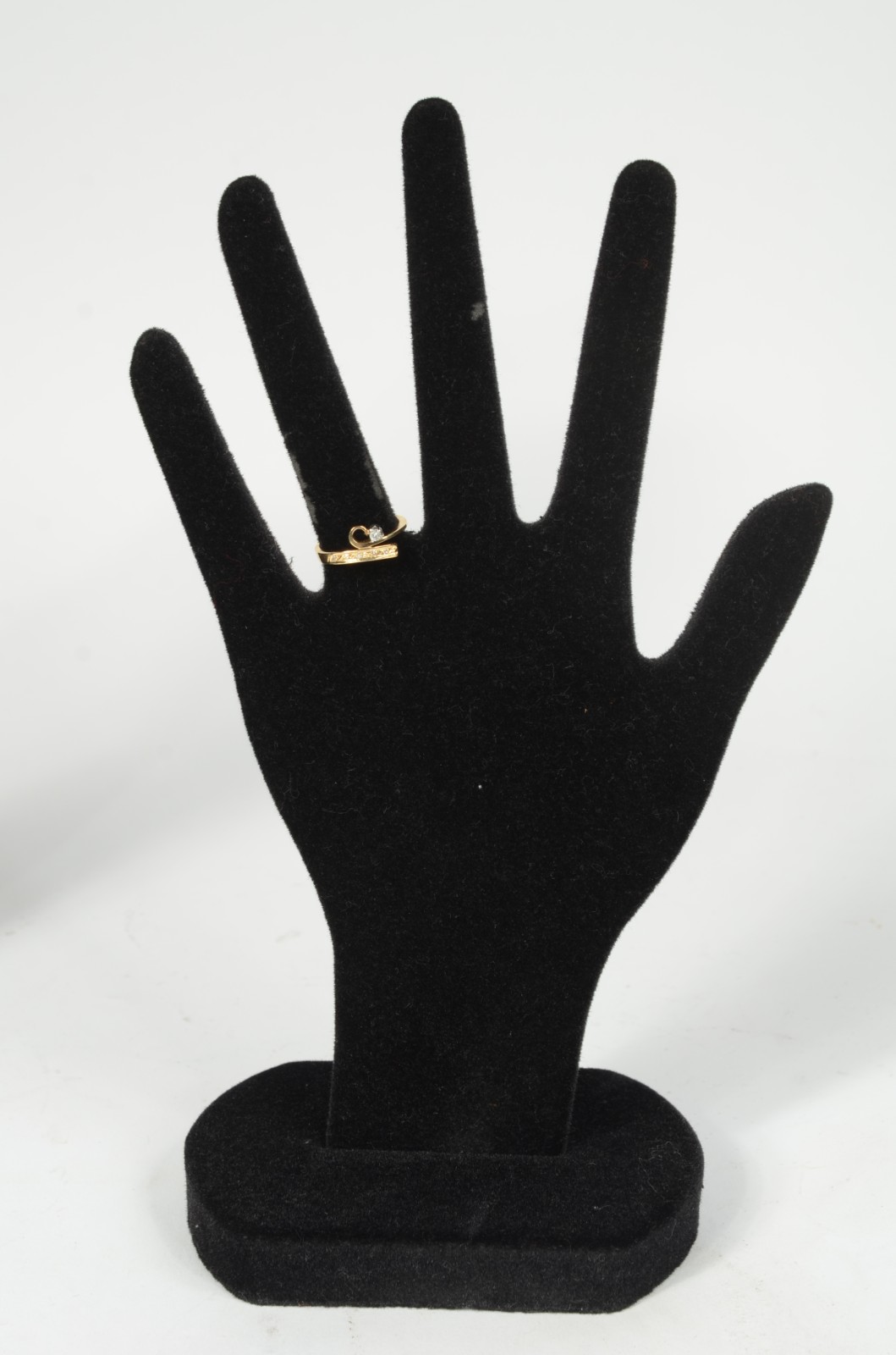 Anel de ouro amarelo 18k, com diamantes, aro 18. (Por motivos de... - foto 4 de 6