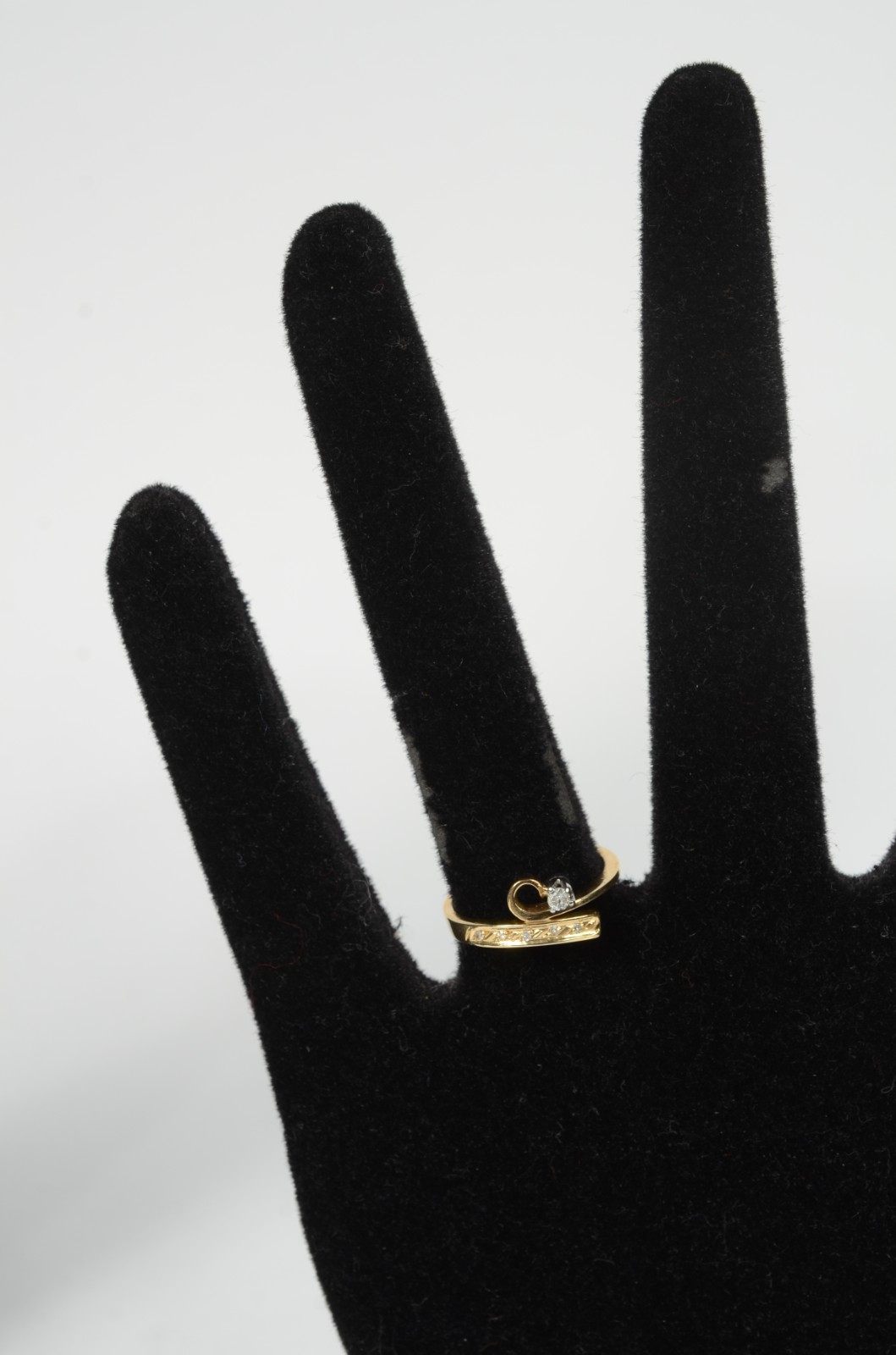 Anel de ouro amarelo 18k, com diamantes, aro 18. (Por motivos de... - foto 5 de 6