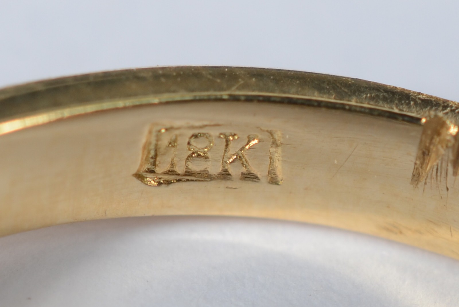 Anel de ouro amarelo 18k, com diamantes, aro 18. (Por motivos de... - foto 6 de 6