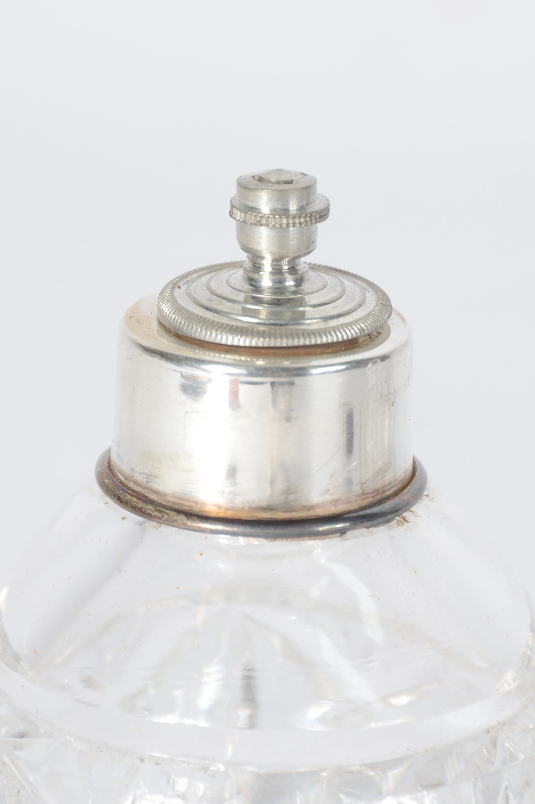Conjunto com par de perfumeiros e poseira de cristal europeu lapidado... - foto 5 de 9
