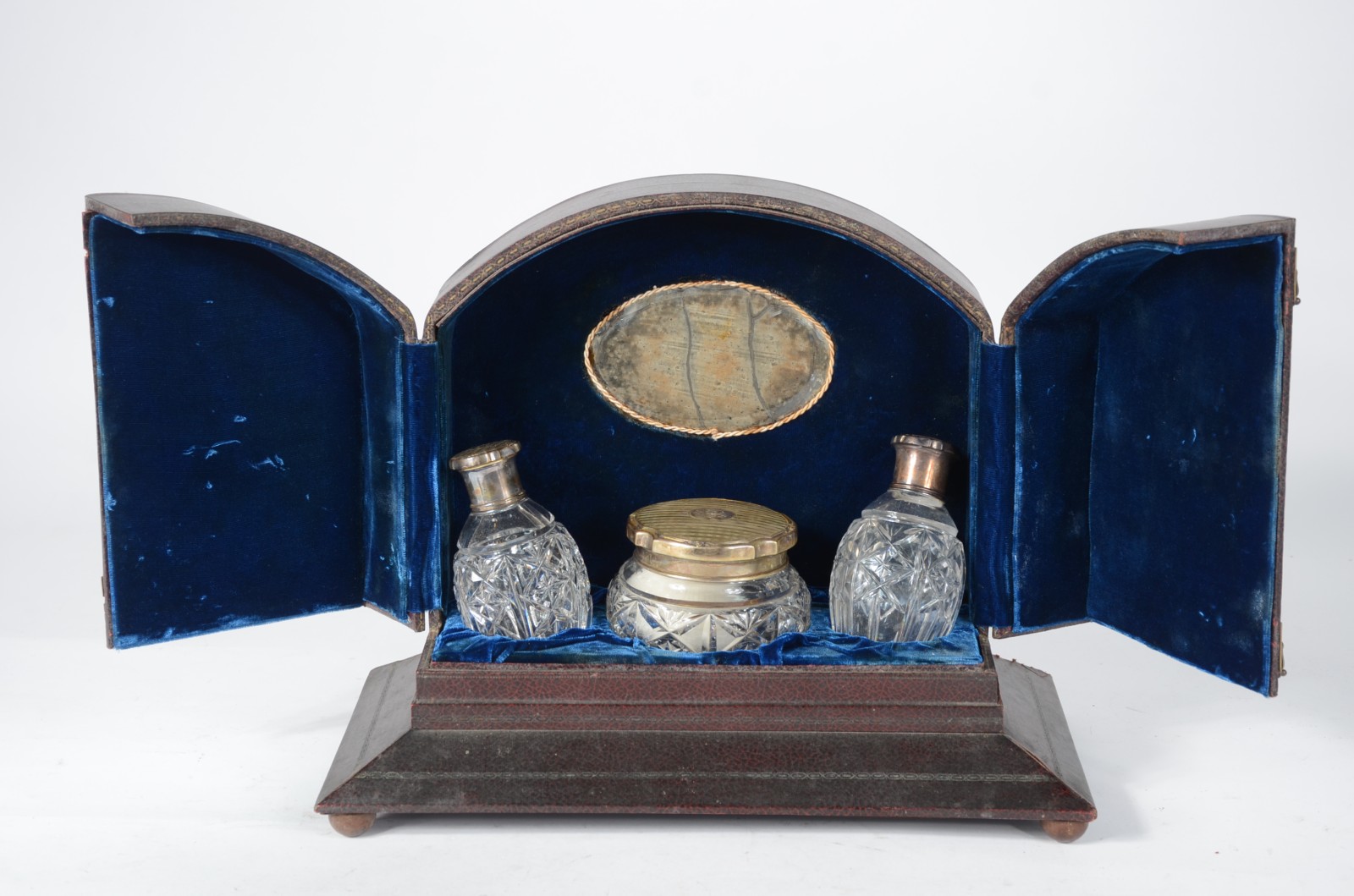 Conjunto com par de perfumeiros e poseira de cristal europeu lapidado... - foto 1 de 9