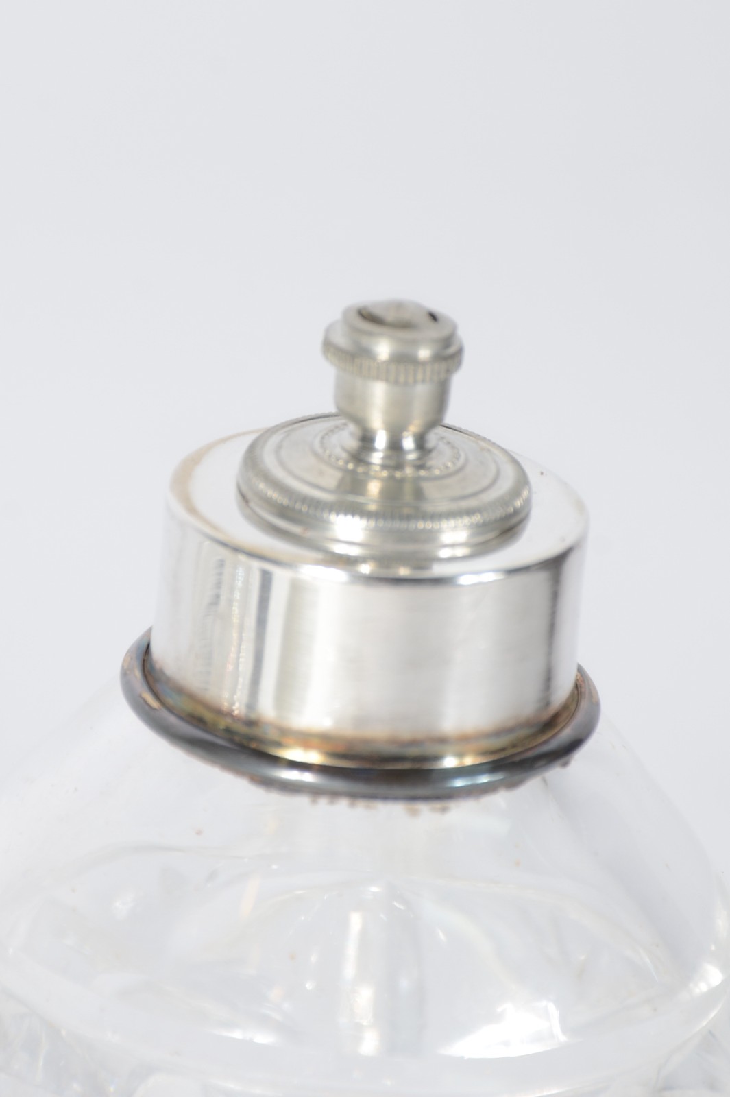 Conjunto com par de perfumeiros e poseira de cristal europeu lapidado... - foto 6 de 9