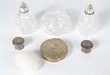 Conjunto com par de perfumeiros e poseira de cr... - Conjunto com par de perfumeiros e poseira de cristal europeu lapidado e tampas de prata, acondicionados em estojo forrado na parte interna e peq...
