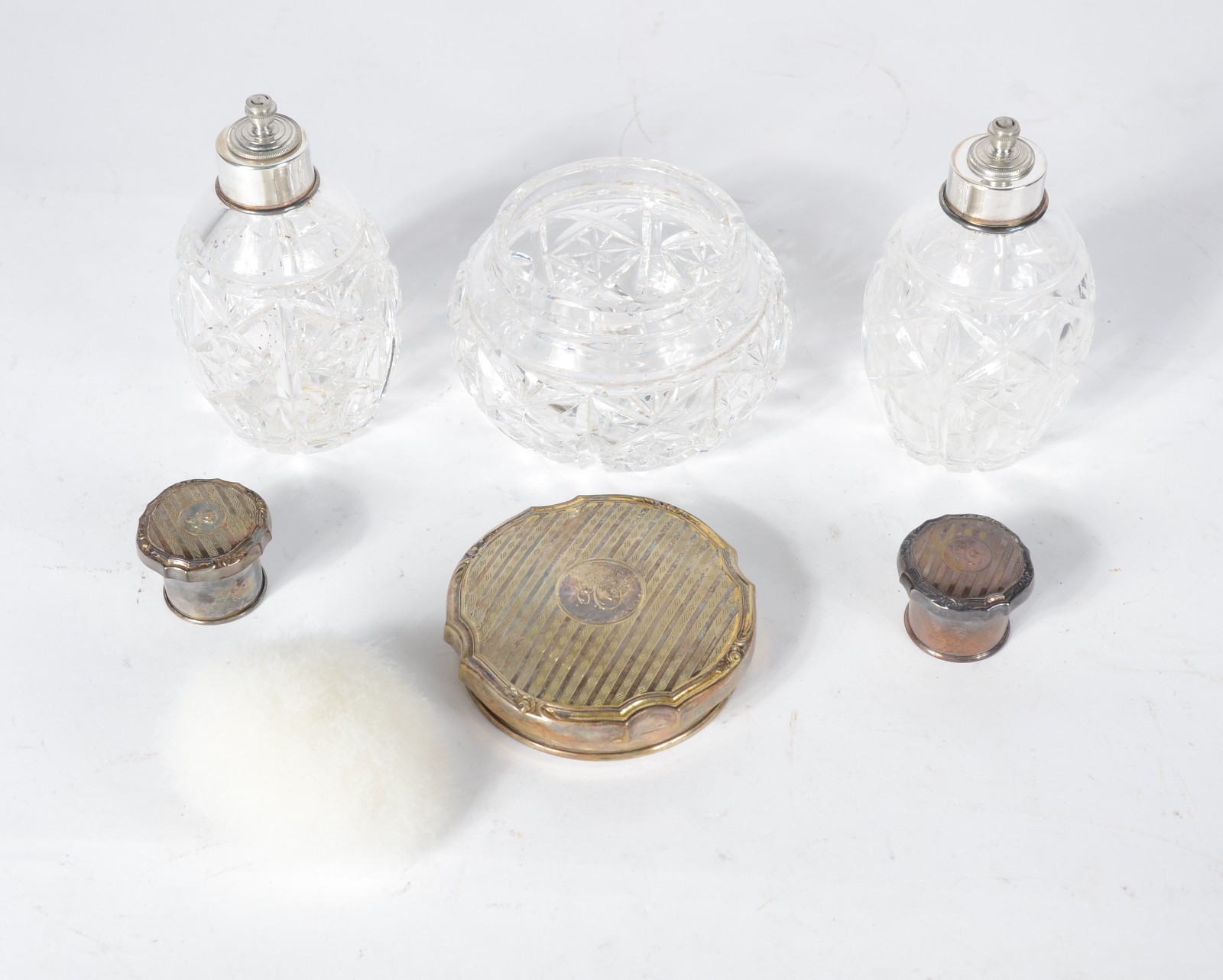 Conjunto com par de perfumeiros e poseira de cristal europeu lapidado... - foto 4 de 9
