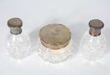 Conjunto com par de perfumeiros e poseira de cr... - Conjunto com par de perfumeiros e poseira de cristal europeu lapidado e tampas de prata, acondicionados em estojo forrado na parte interna e peq...