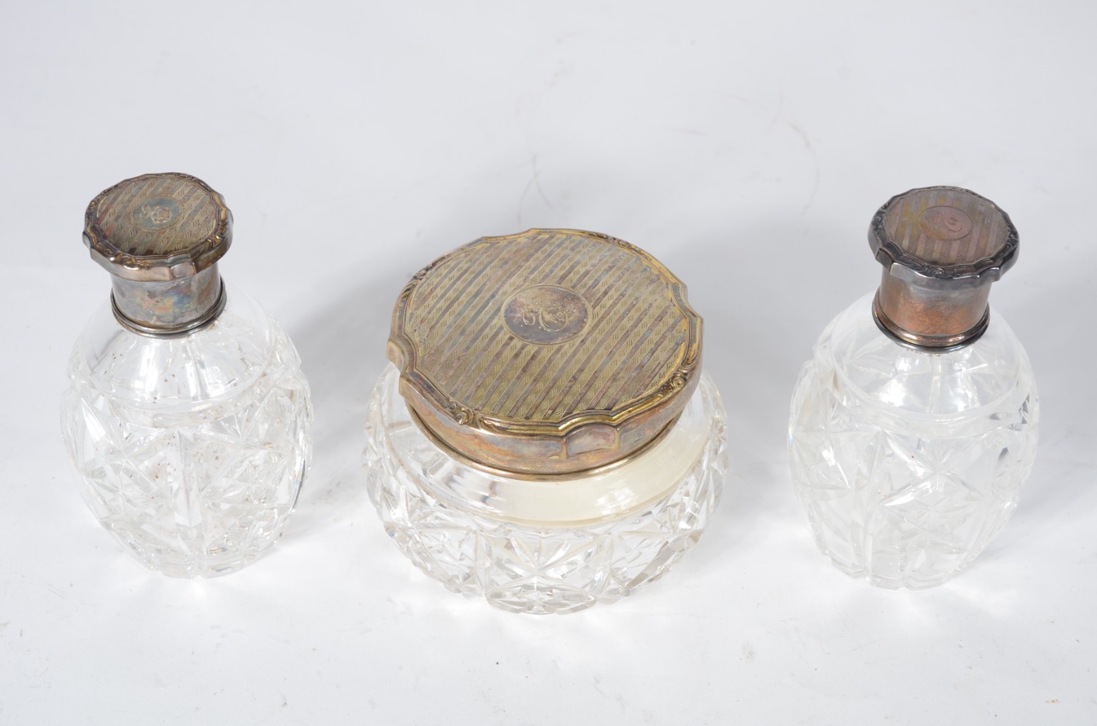 Conjunto com par de perfumeiros e poseira de cristal europeu lapidado... - foto 3 de 9