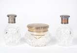 Conjunto com par de perfumeiros e poseira de cr... - Conjunto com par de perfumeiros e poseira de cristal europeu lapidado e tampas de prata, acondicionados em estojo forrado na parte interna e peq...
