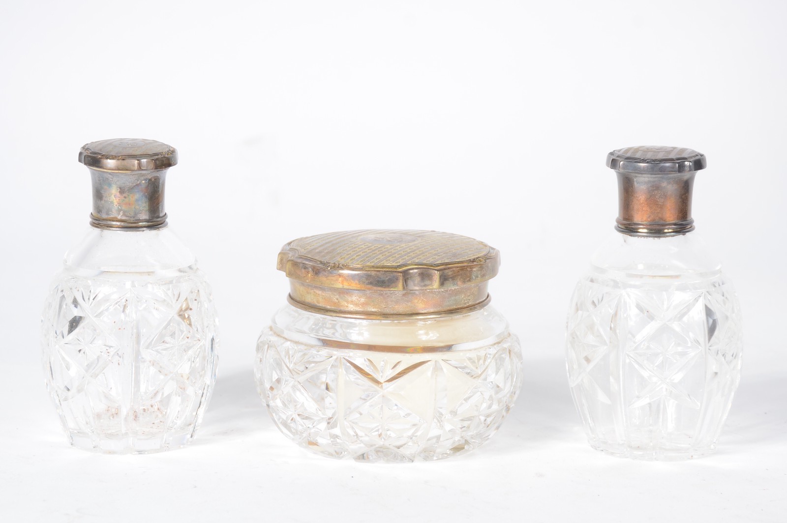 Conjunto com par de perfumeiros e poseira de cristal europeu lapidado... - foto 2 de 9