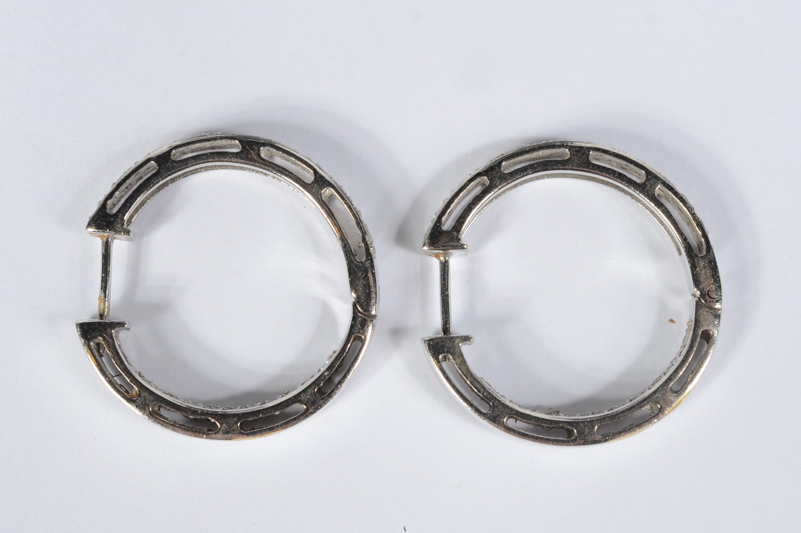 Par de brincos de argola de ouro branco 18k, 750 cravejada de... - foto 2 de 3