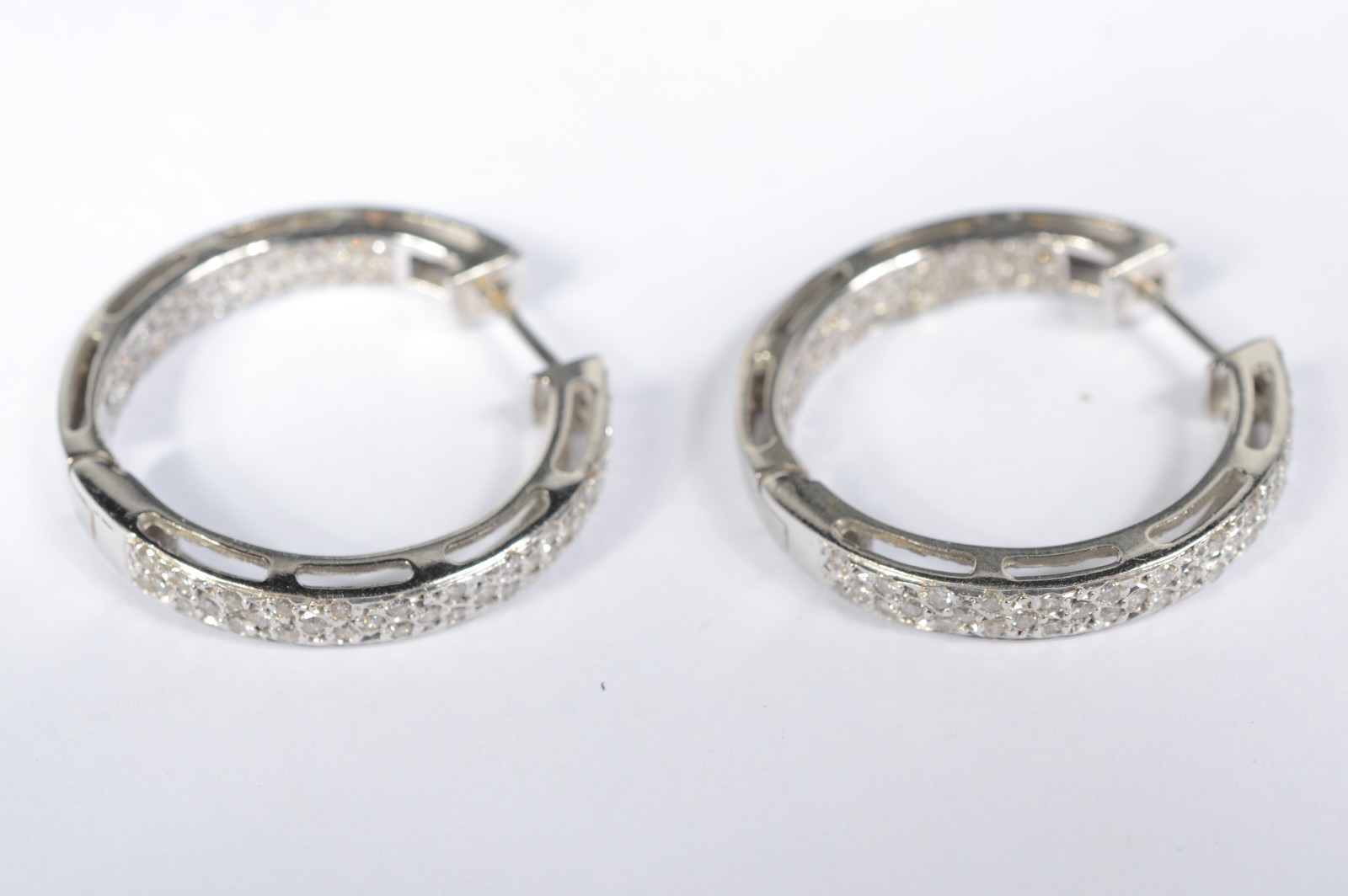 Par de brincos de argola de ouro branco 18k, 750 cravejada de... - foto 1 de 3