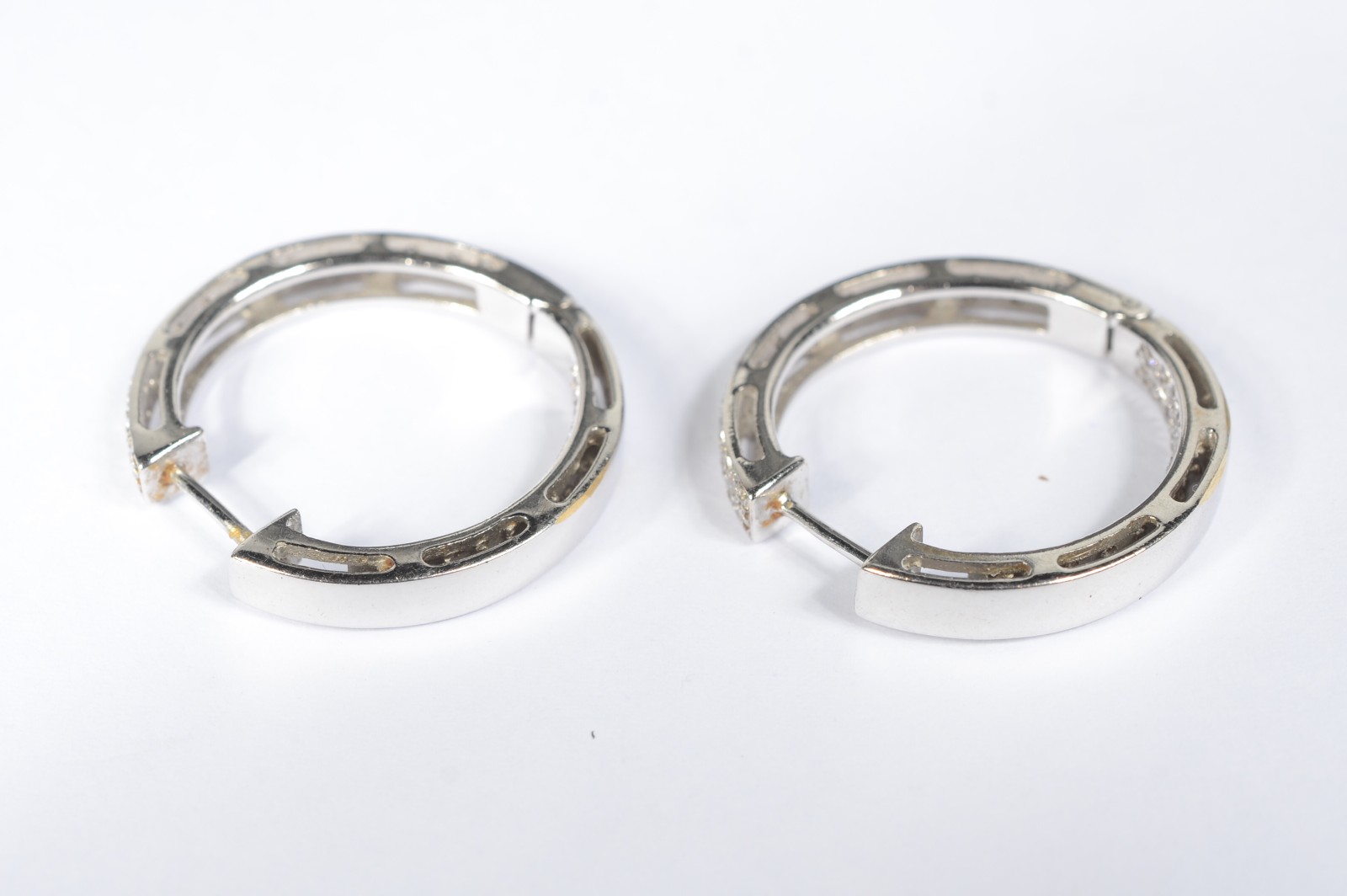 Par de brincos de argola de ouro branco 18k, 750 cravejada de... - foto 3 de 3
