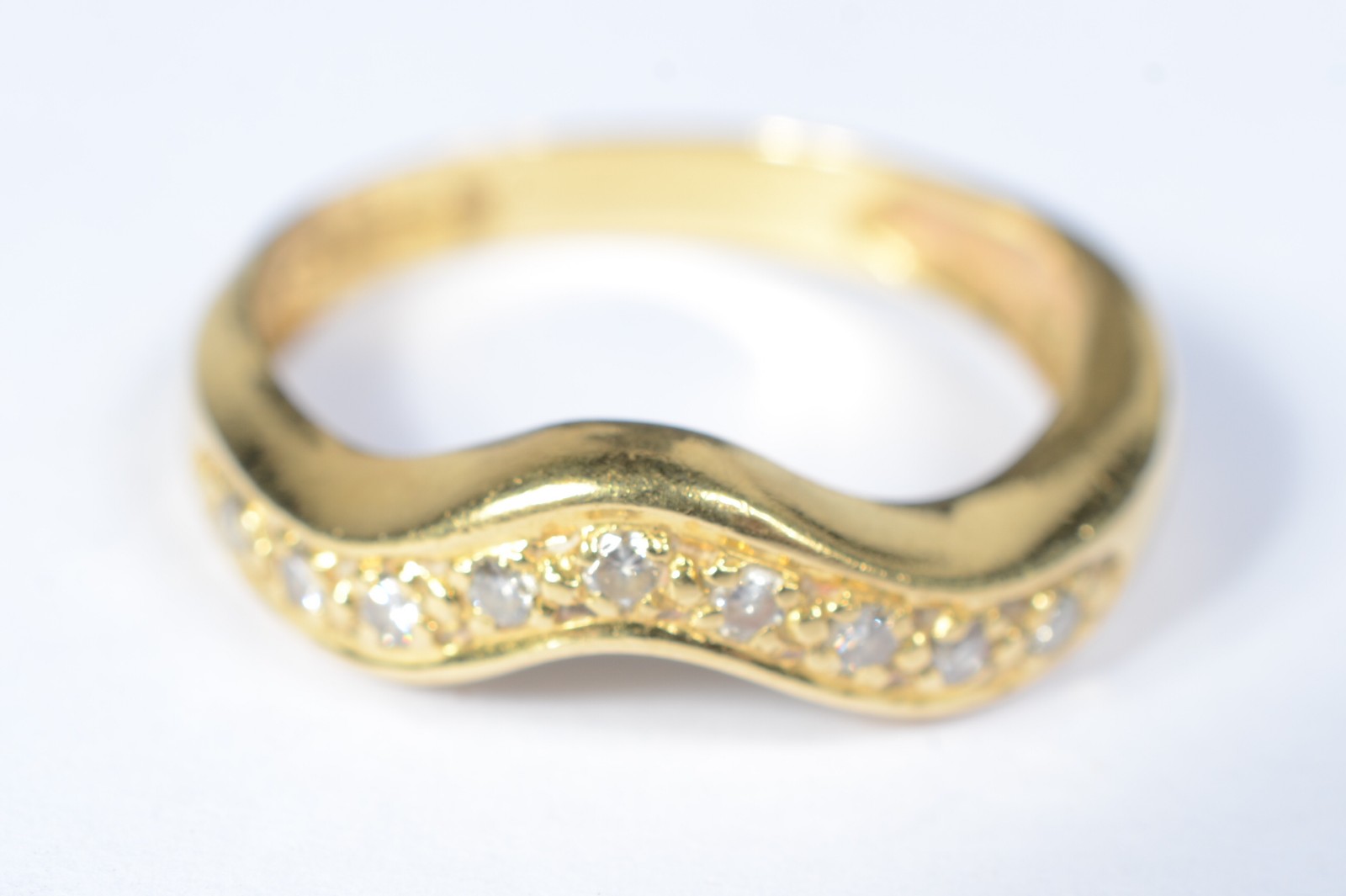 Anel de ouro amarelo 750 com mini brilhantes, aro 17. (Por motivos de... - foto 1 de 5