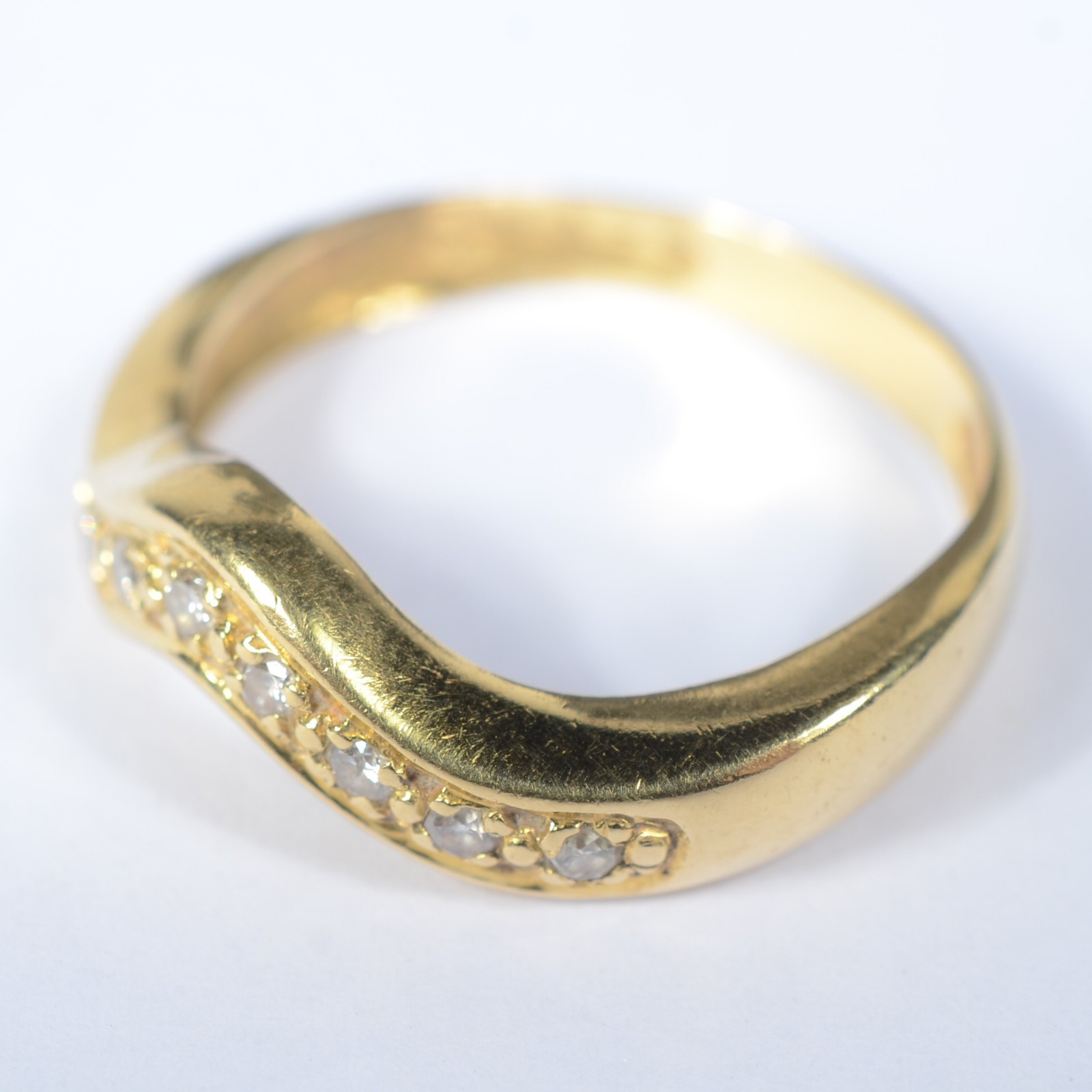 Anel de ouro amarelo 750 com mini brilhantes, aro 17. (Por motivos de... - foto 2 de 5