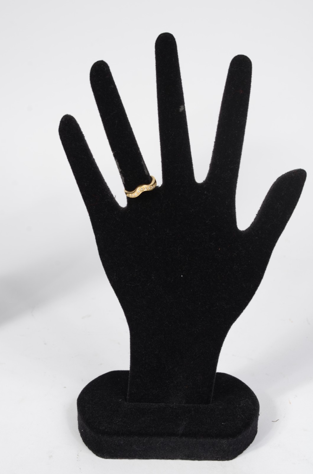 Anel de ouro amarelo 750 com mini brilhantes, aro 17. (Por motivos de... - foto 4 de 5