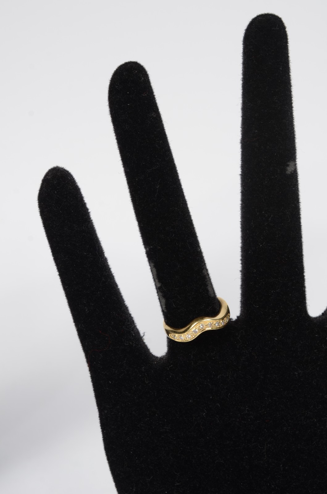Anel de ouro amarelo 750 com mini brilhantes, aro 17. (Por motivos de... - foto 5 de 5